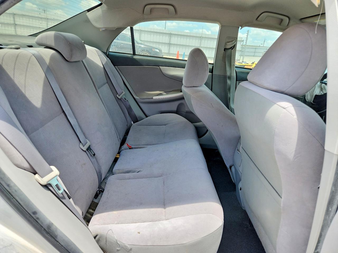 2011 Toyota Corolla Le Silver vin: JTDBU4EE5B9152623