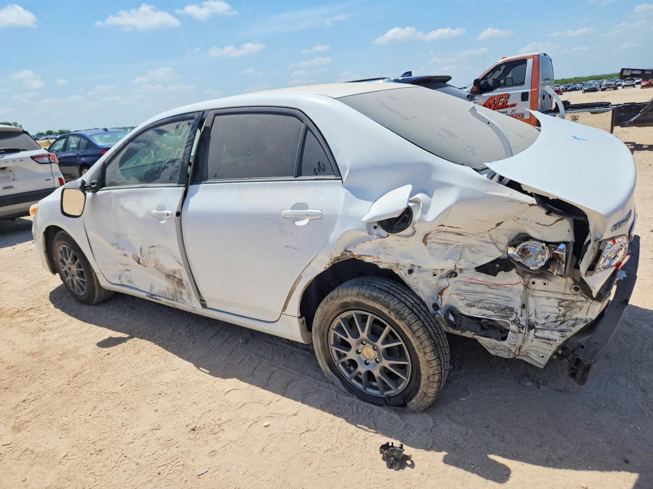 2011 Toyota Corolla Le White vin: JTDBU4EE5B9154971