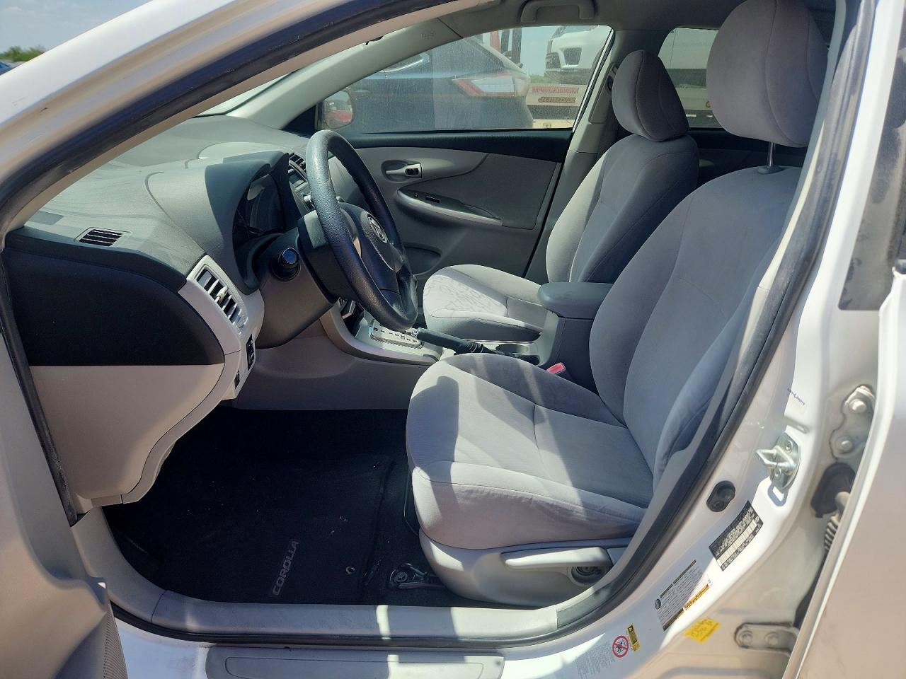 2011 Toyota Corolla Le White vin: JTDBU4EE5B9154971