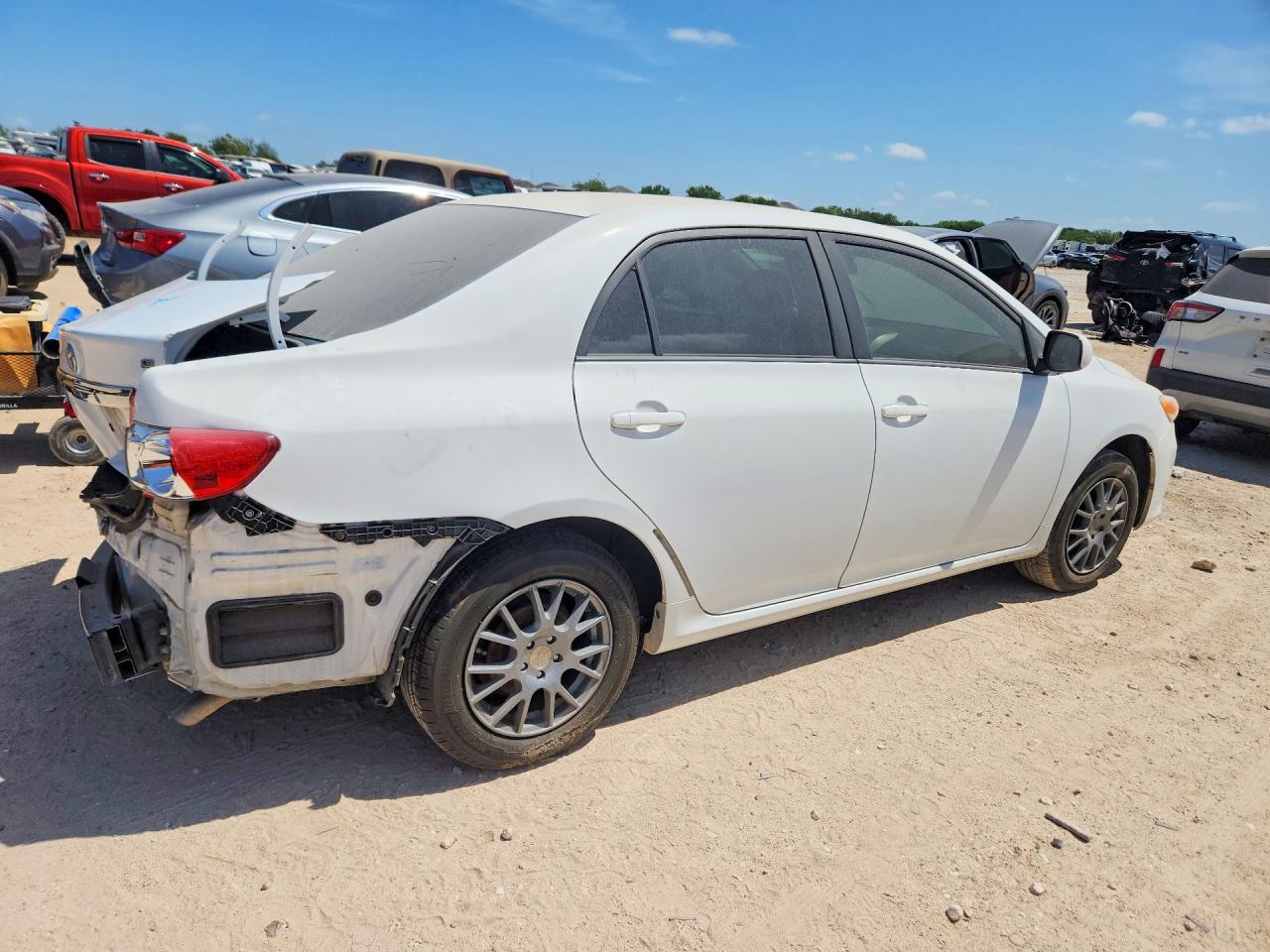 2011 Toyota Corolla Le White vin: JTDBU4EE5B9154971