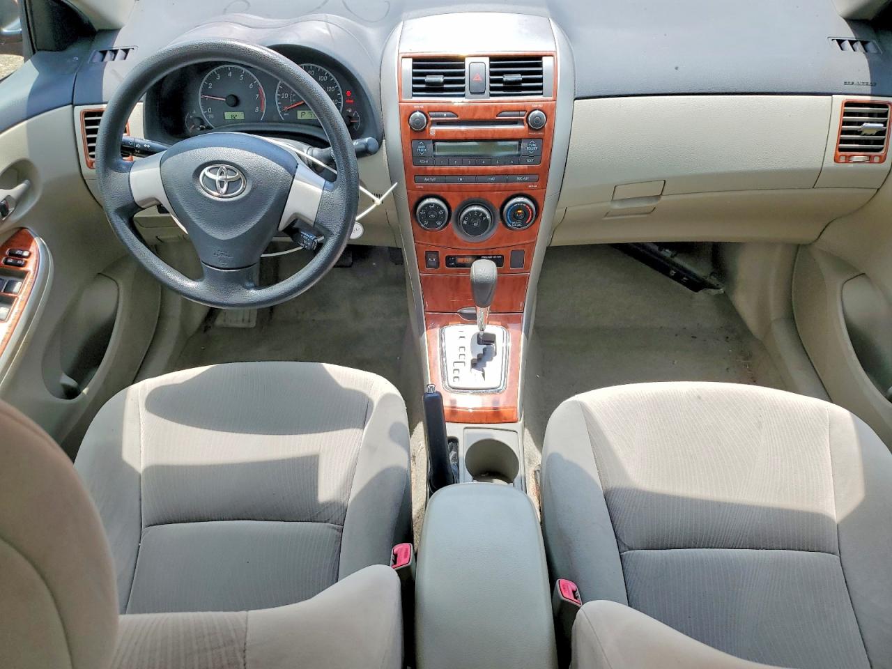 2011 Toyota Corolla Le Red vin: JTDBU4EE5B9155800