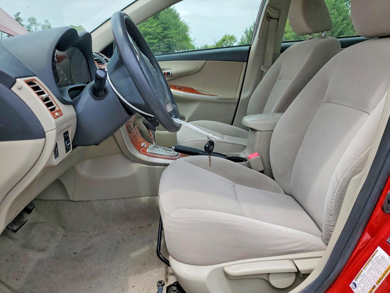 2011 Toyota Corolla Le Red vin: JTDBU4EE5B9155800