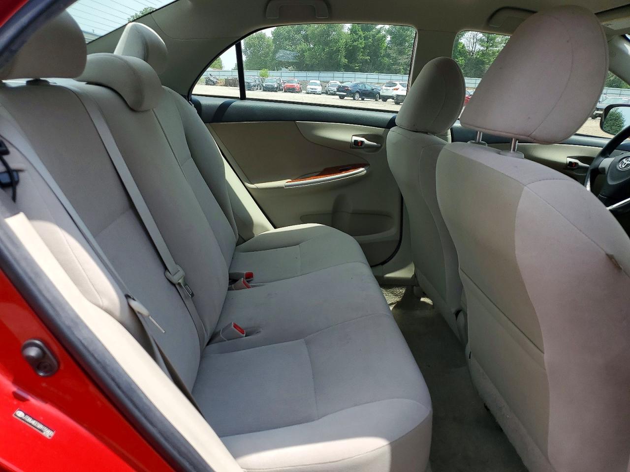 2011 Toyota Corolla Le Red vin: JTDBU4EE5B9155800