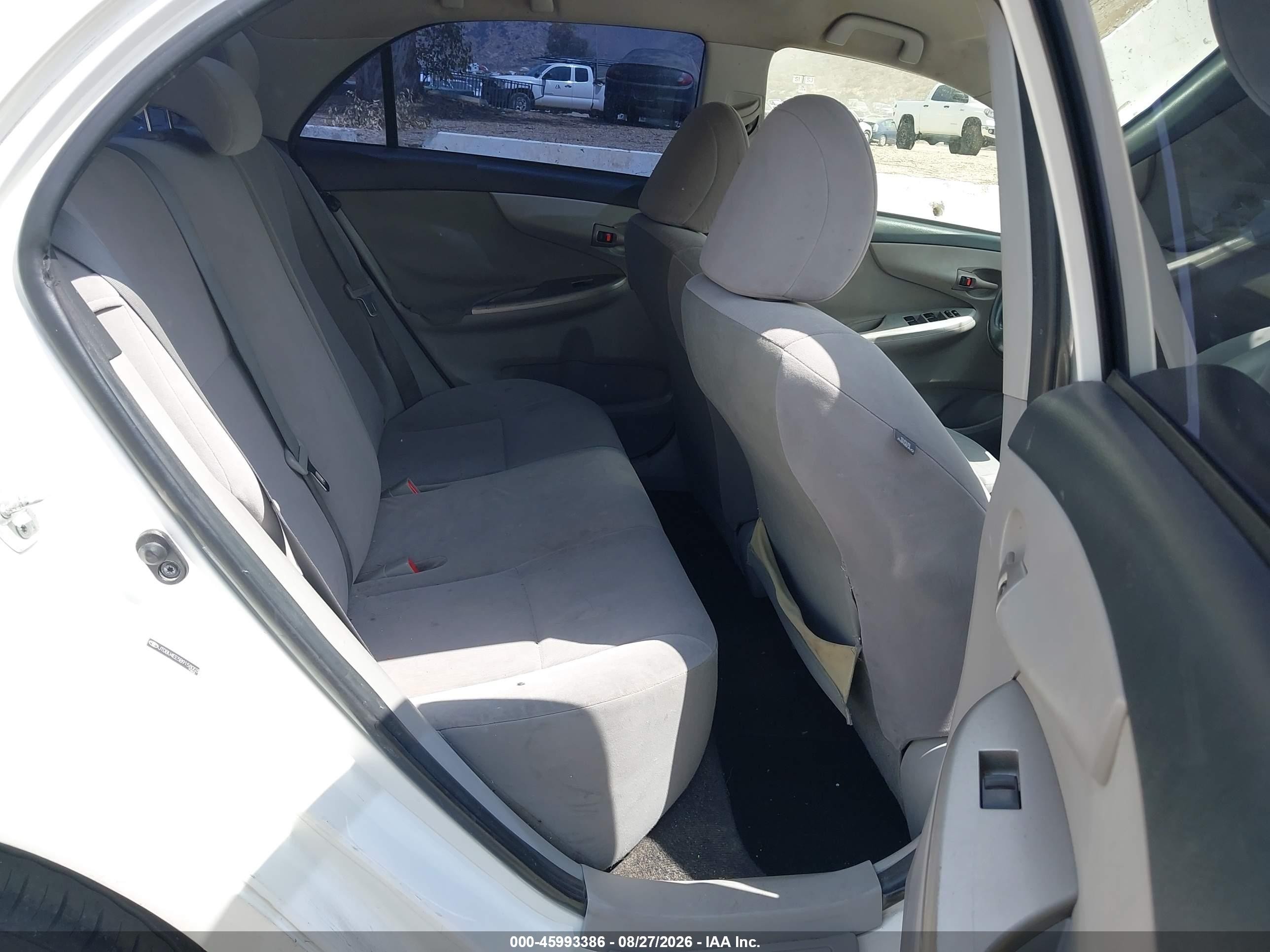 2011 Toyota Corolla Le White vin: JTDBU4EE5B9158003