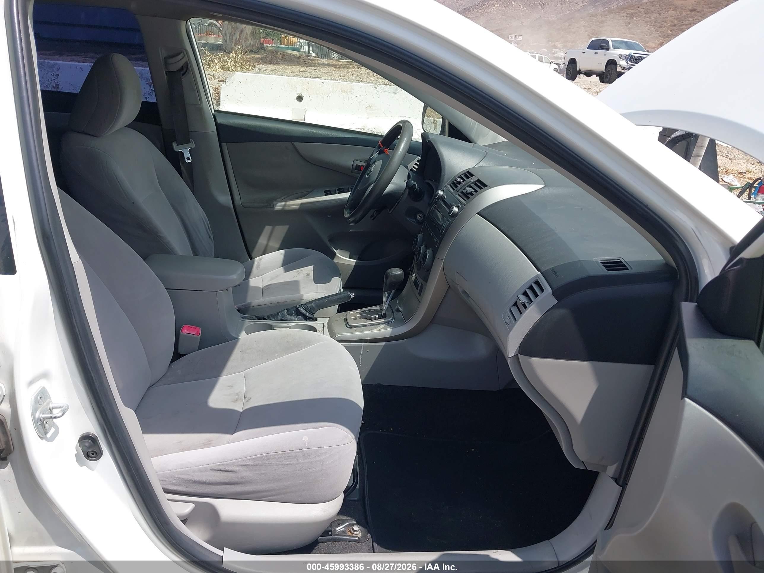 2011 Toyota Corolla Le White vin: JTDBU4EE5B9158003