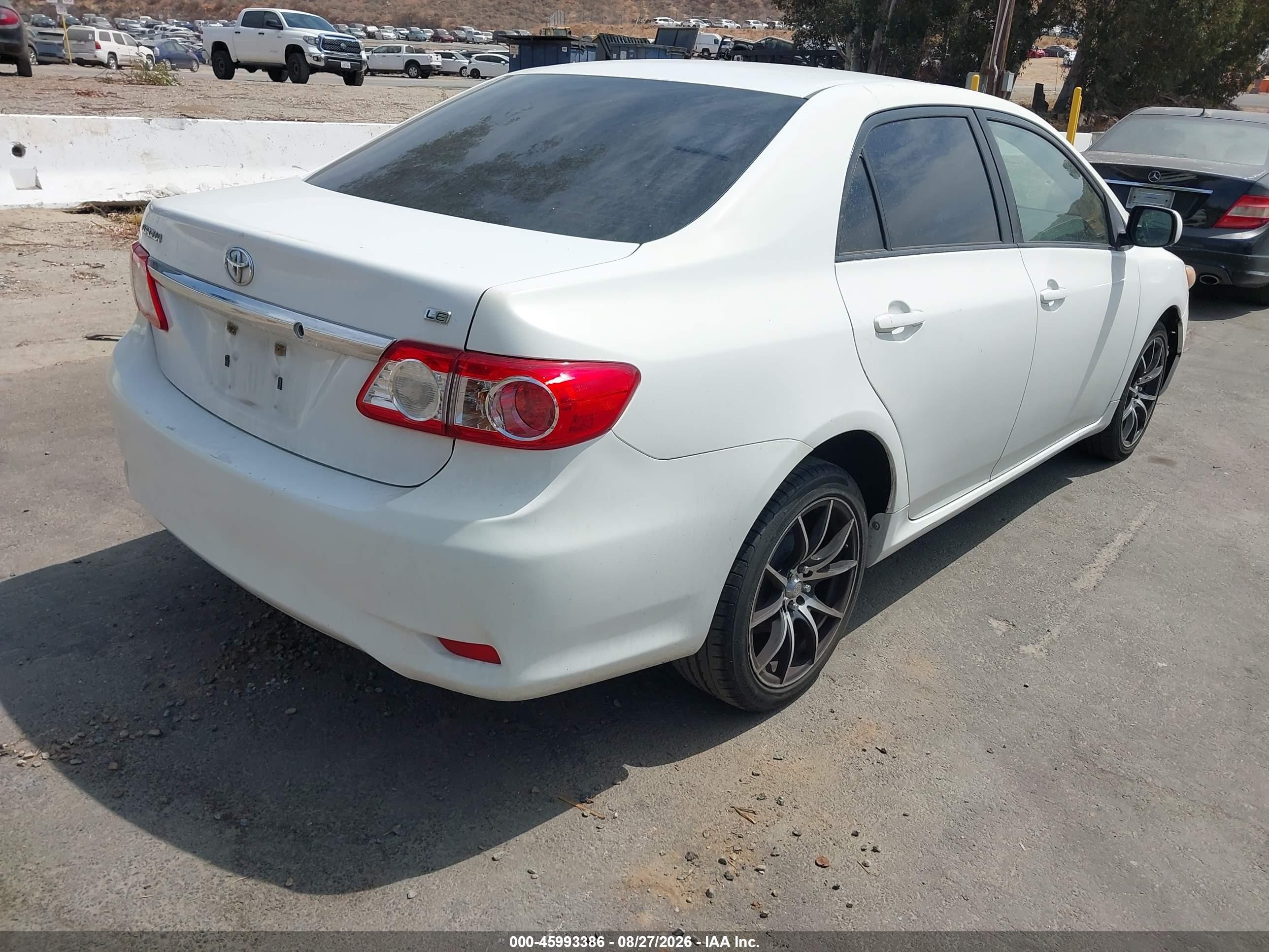 2011 Toyota Corolla Le White vin: JTDBU4EE5B9158003