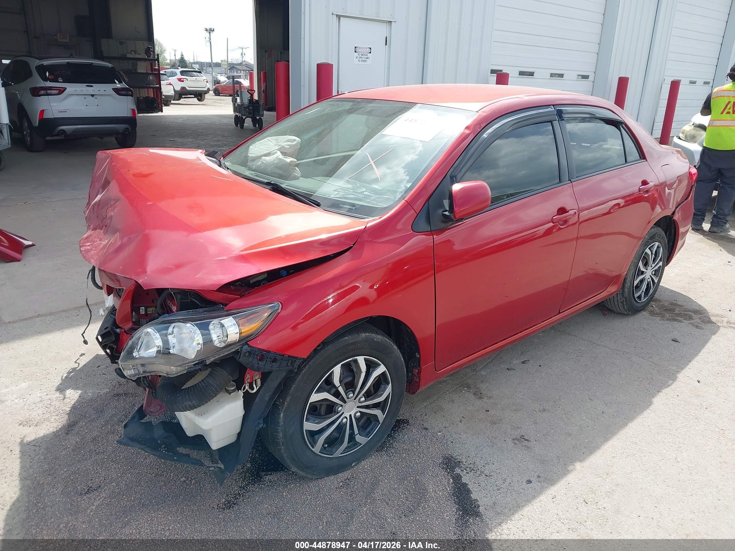 2011 Toyota Corolla Le Red vin: JTDBU4EE5B9160768