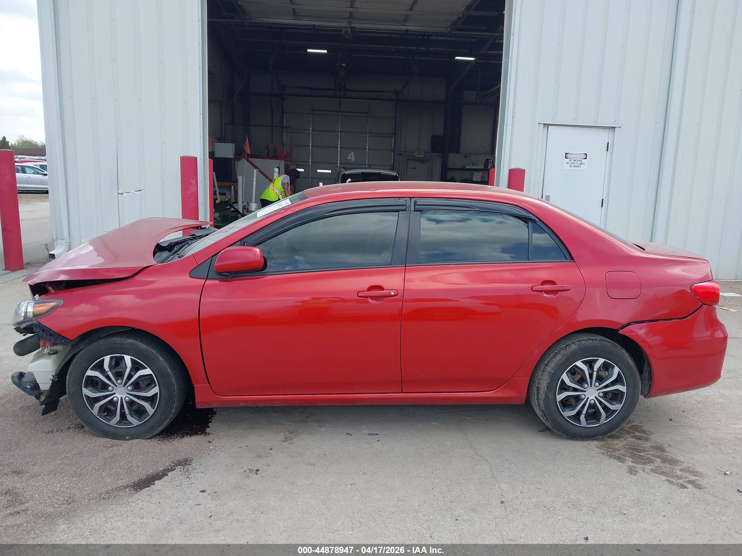 2011 Toyota Corolla Le Red vin: JTDBU4EE5B9160768