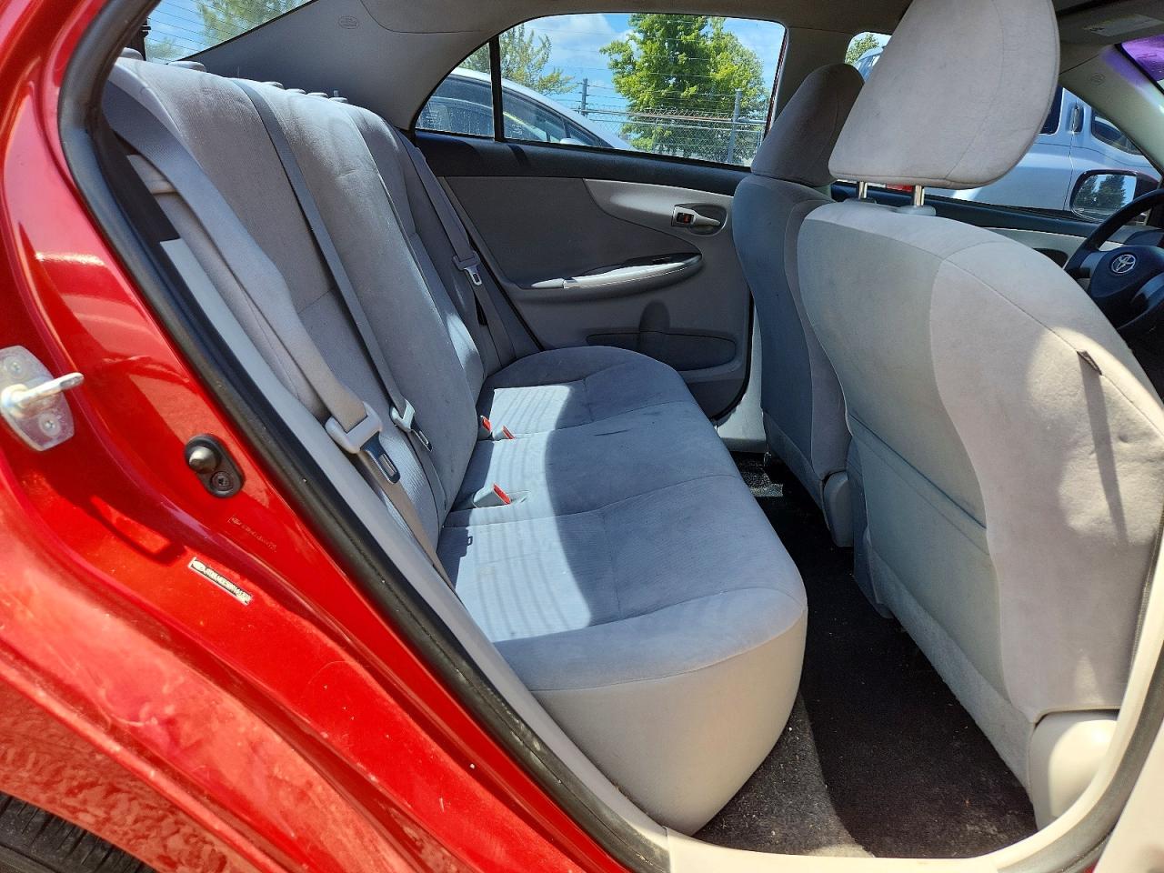 2011 Toyota Corolla Le Red vin: JTDBU4EE5B9161323
