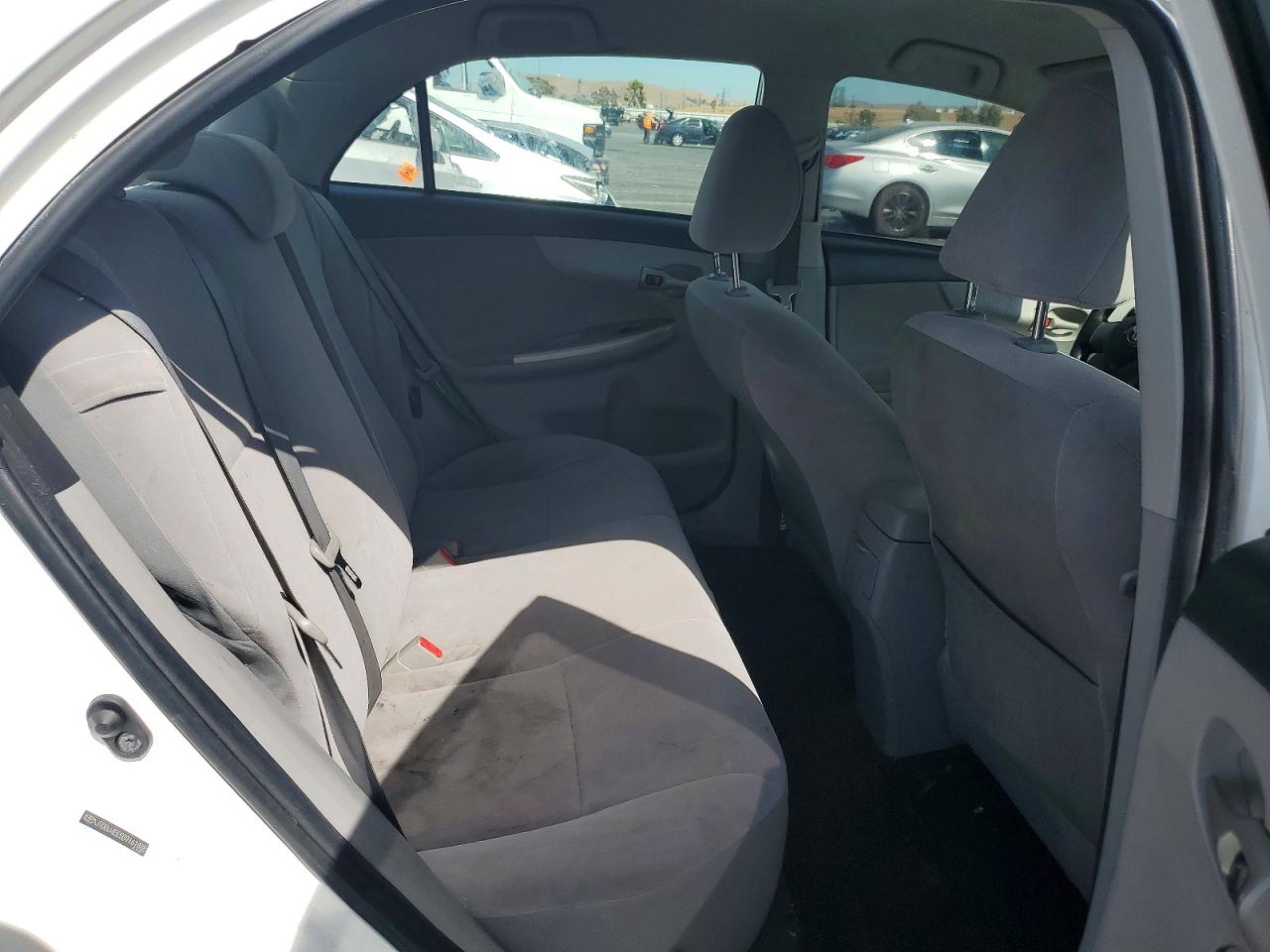 2011 Toyota Corolla Le White vin: JTDBU4EE5B9161838