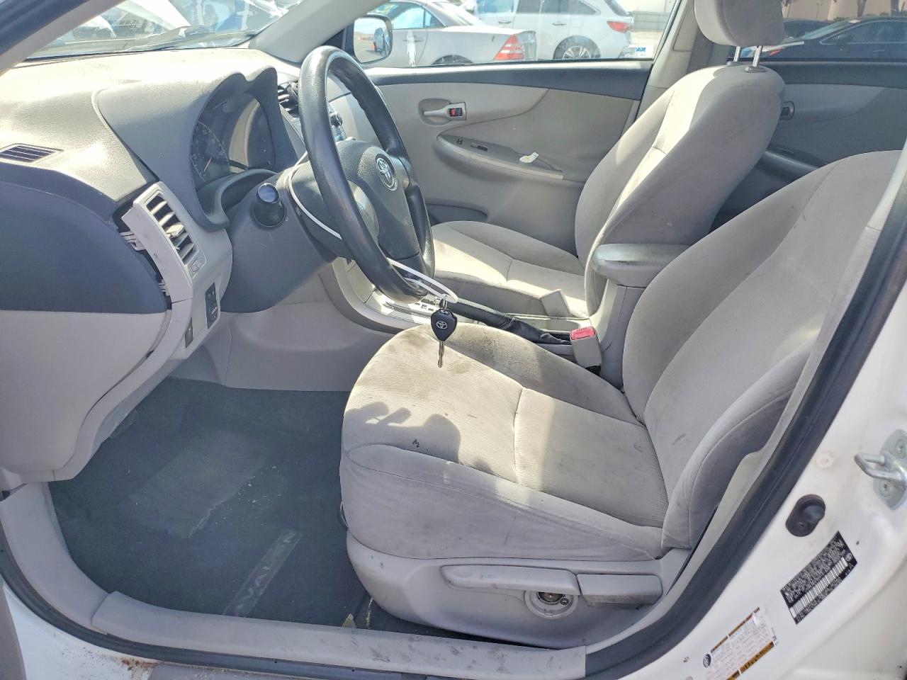 2011 Toyota Corolla Le White vin: JTDBU4EE5B9161838