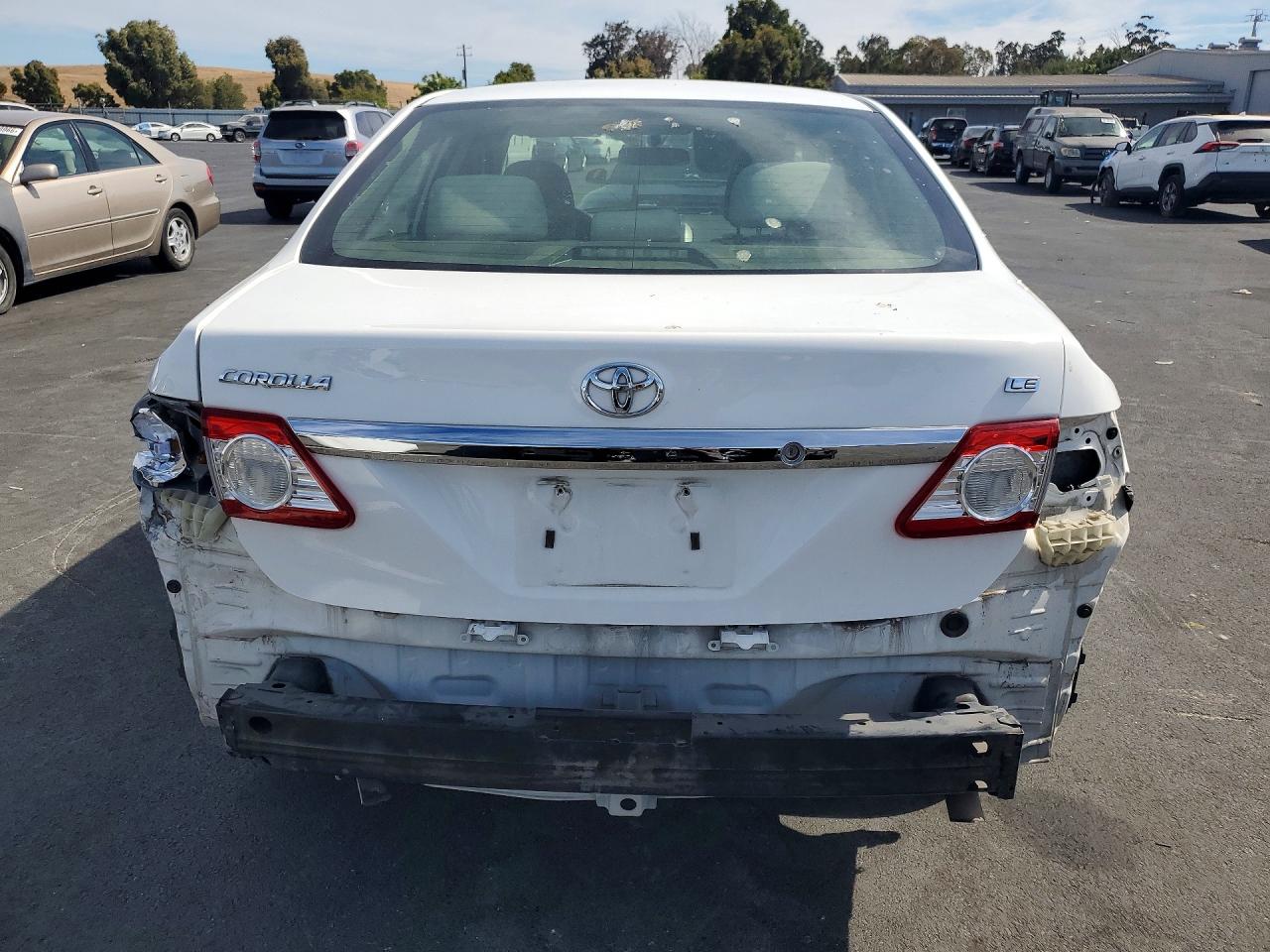 2011 Toyota Corolla Le White vin: JTDBU4EE5B9161838