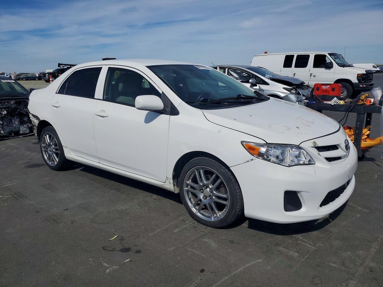 2011 Toyota Corolla Le White vin: JTDBU4EE5B9161838