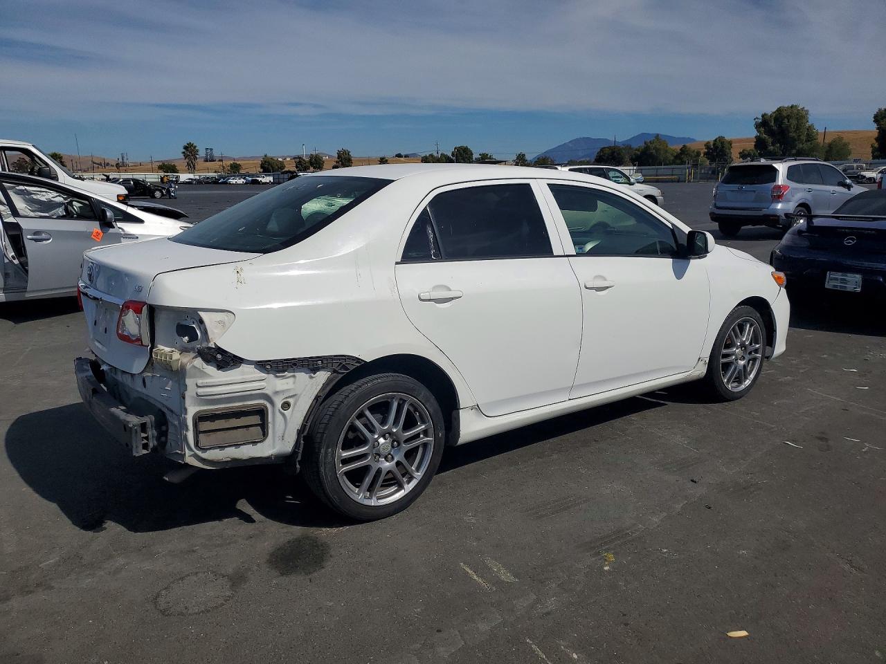 2011 Toyota Corolla Le White vin: JTDBU4EE5B9161838
