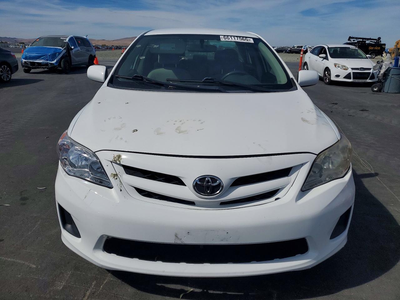 2011 Toyota Corolla Le White vin: JTDBU4EE5B9161838