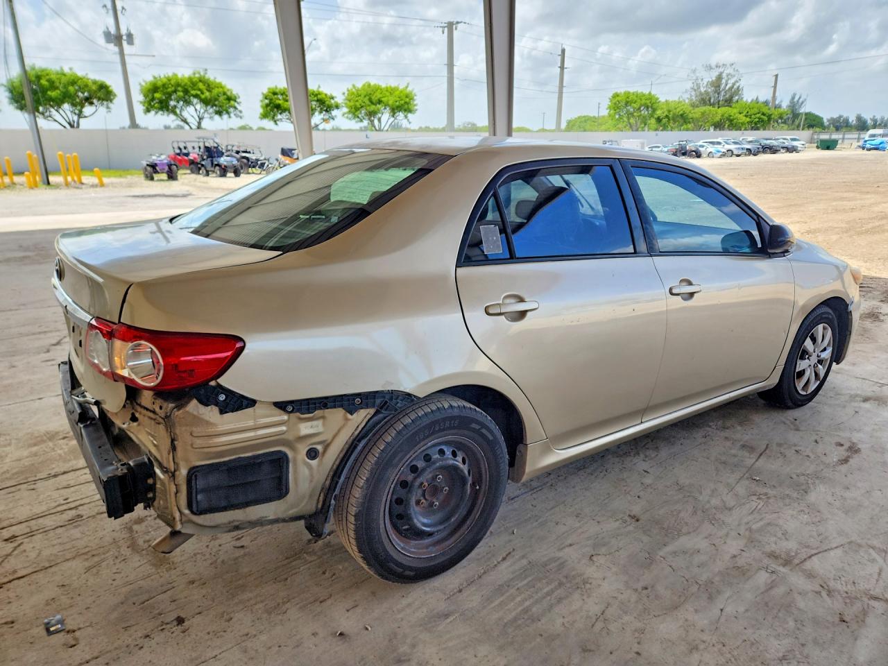 2013 Toyota Corolla L Gold vin: JTDBU4EE5DJ119235