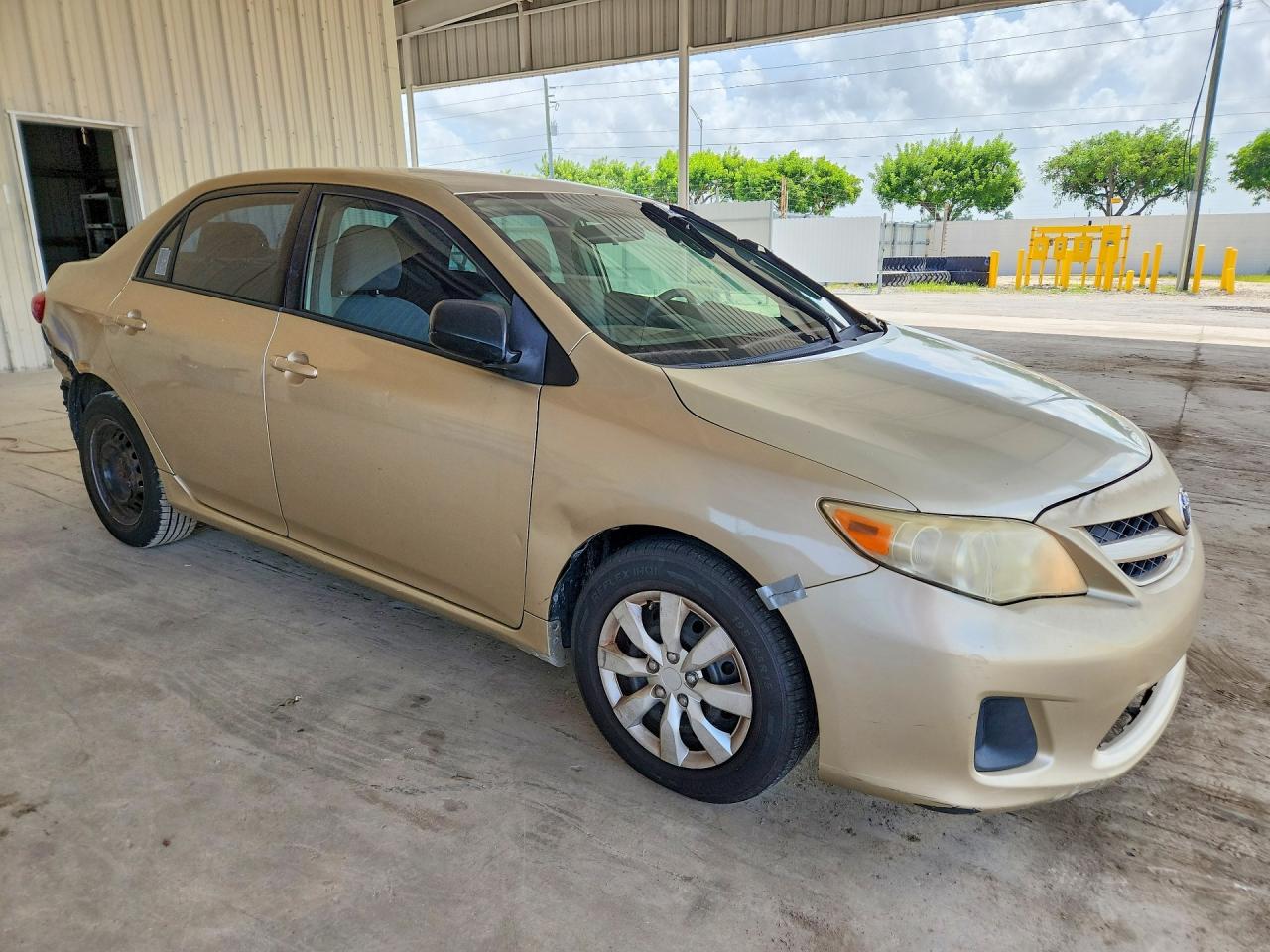 2013 Toyota Corolla L Gold vin: JTDBU4EE5DJ119235