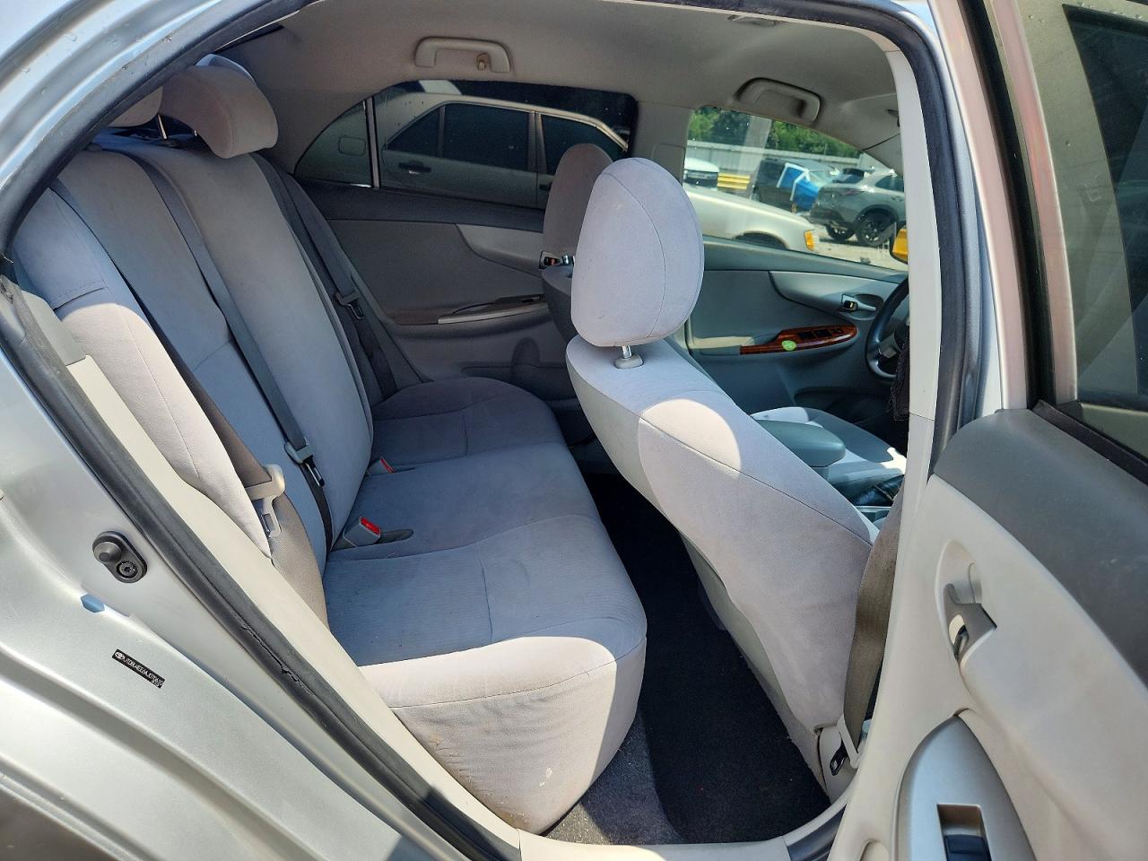 2010 Toyota Corolla Le Silver vin: JTDBU4EE6AJ070610