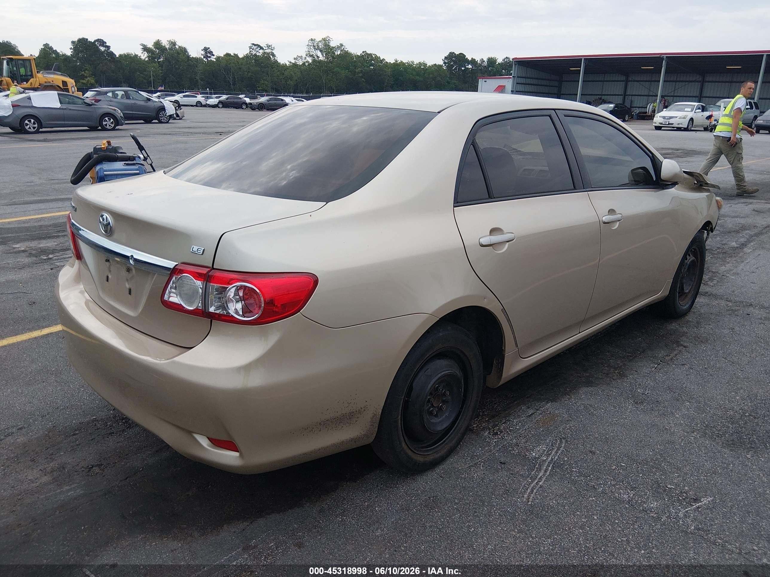 2011 Toyota Corolla Le Gold vin: JTDBU4EE6B9131148