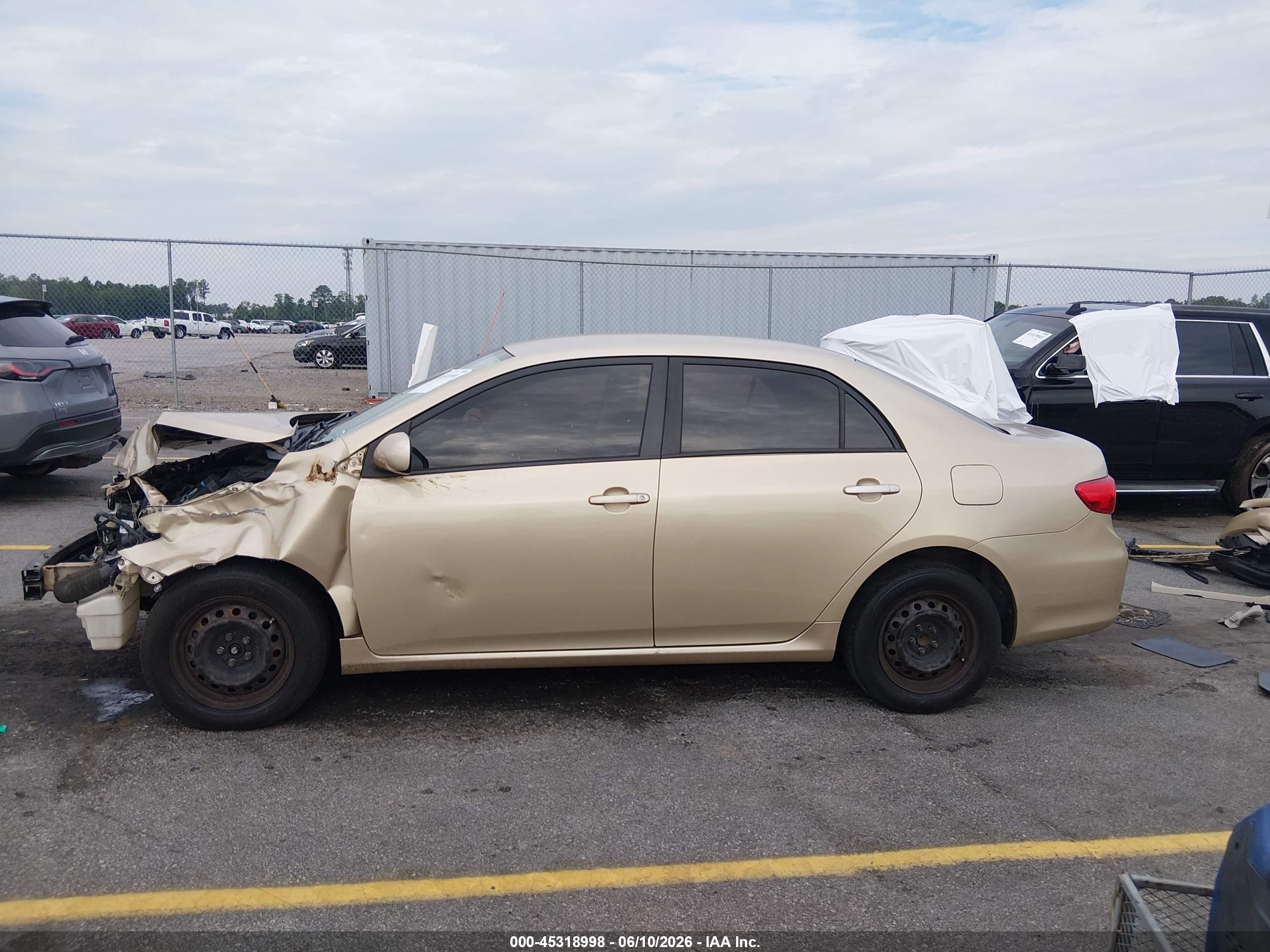 2011 Toyota Corolla Le Gold vin: JTDBU4EE6B9131148