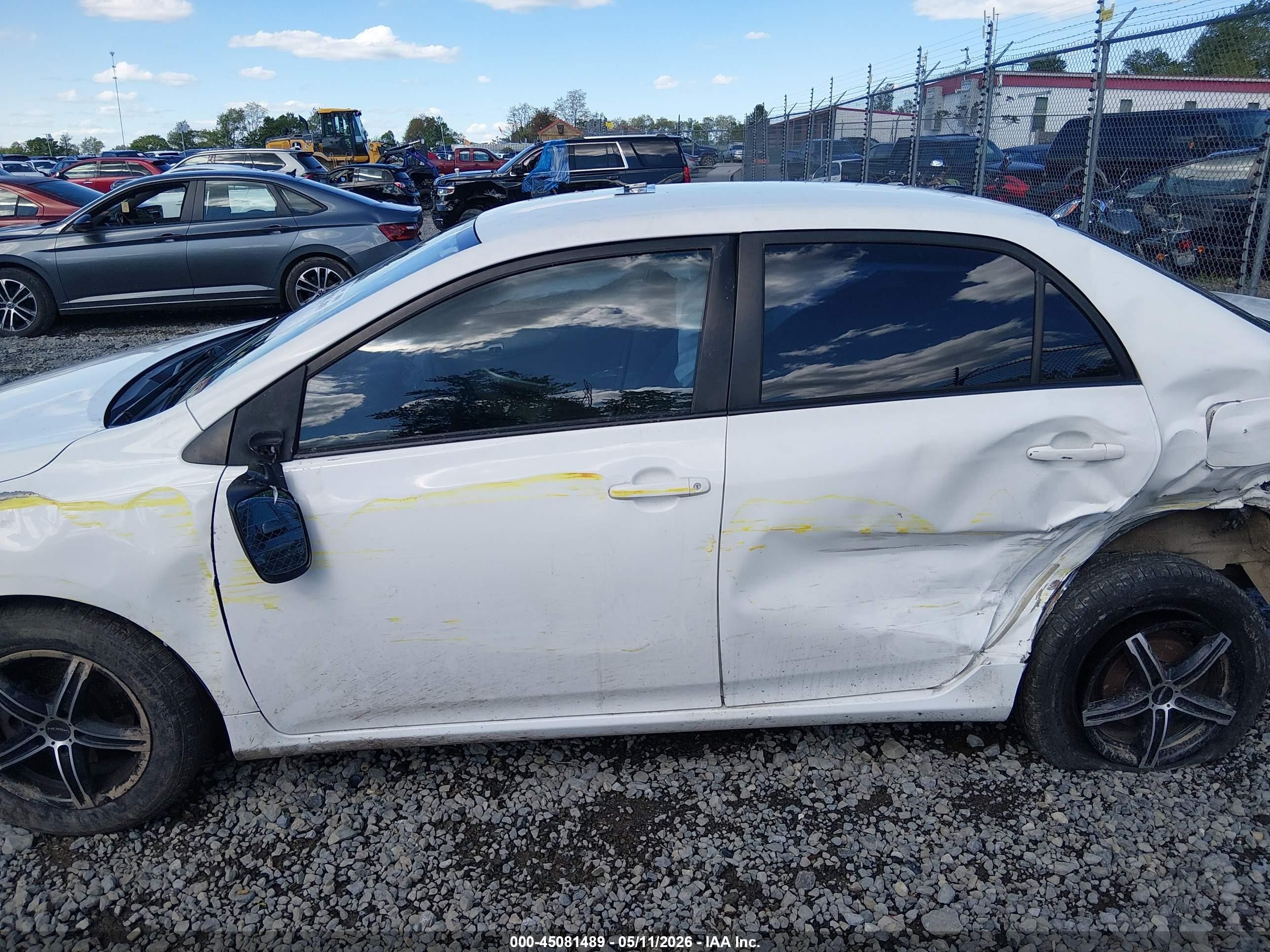 2011 Toyota Corolla Le White vin: JTDBU4EE6B9149097