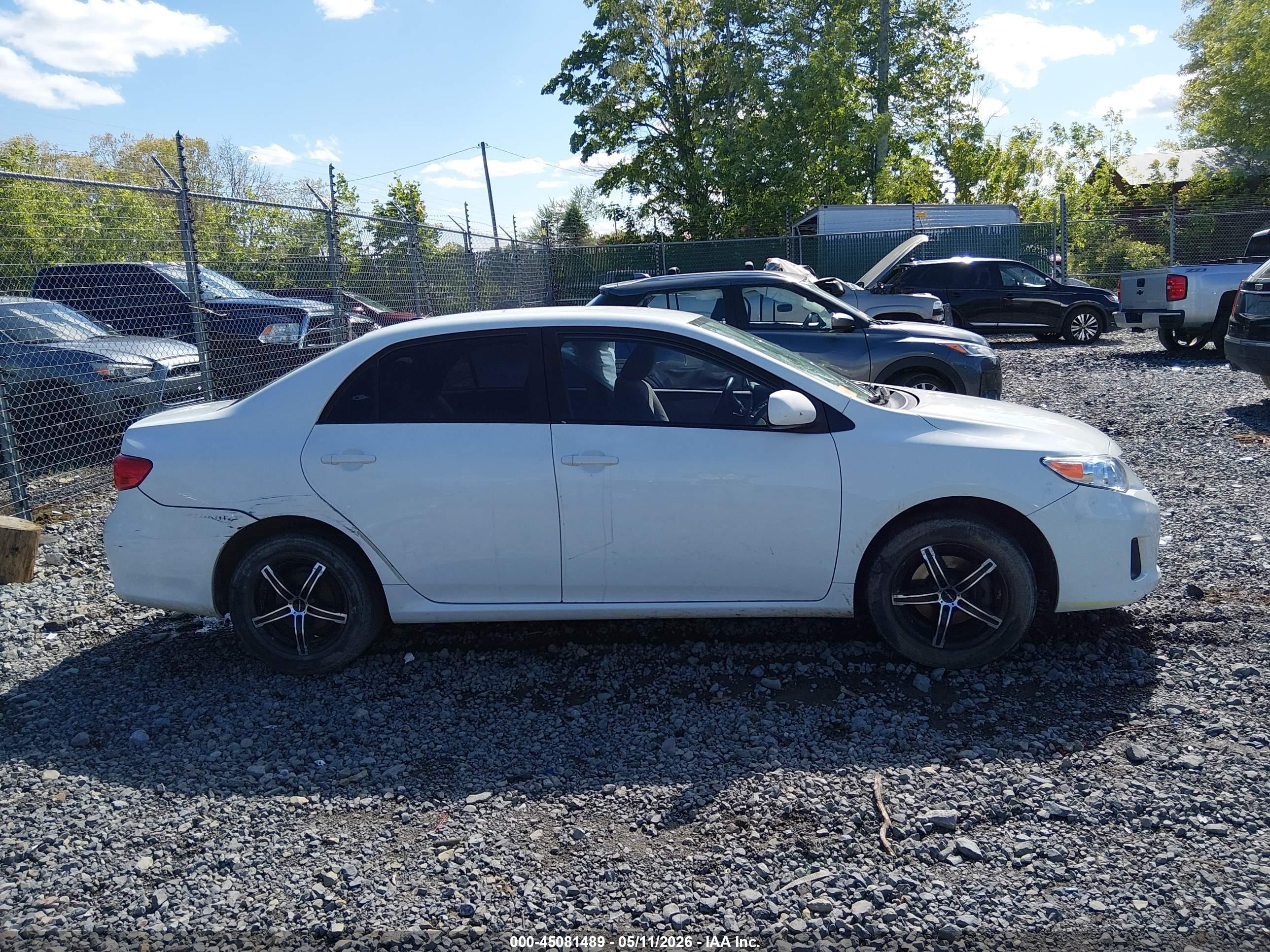 2011 Toyota Corolla Le White vin: JTDBU4EE6B9149097