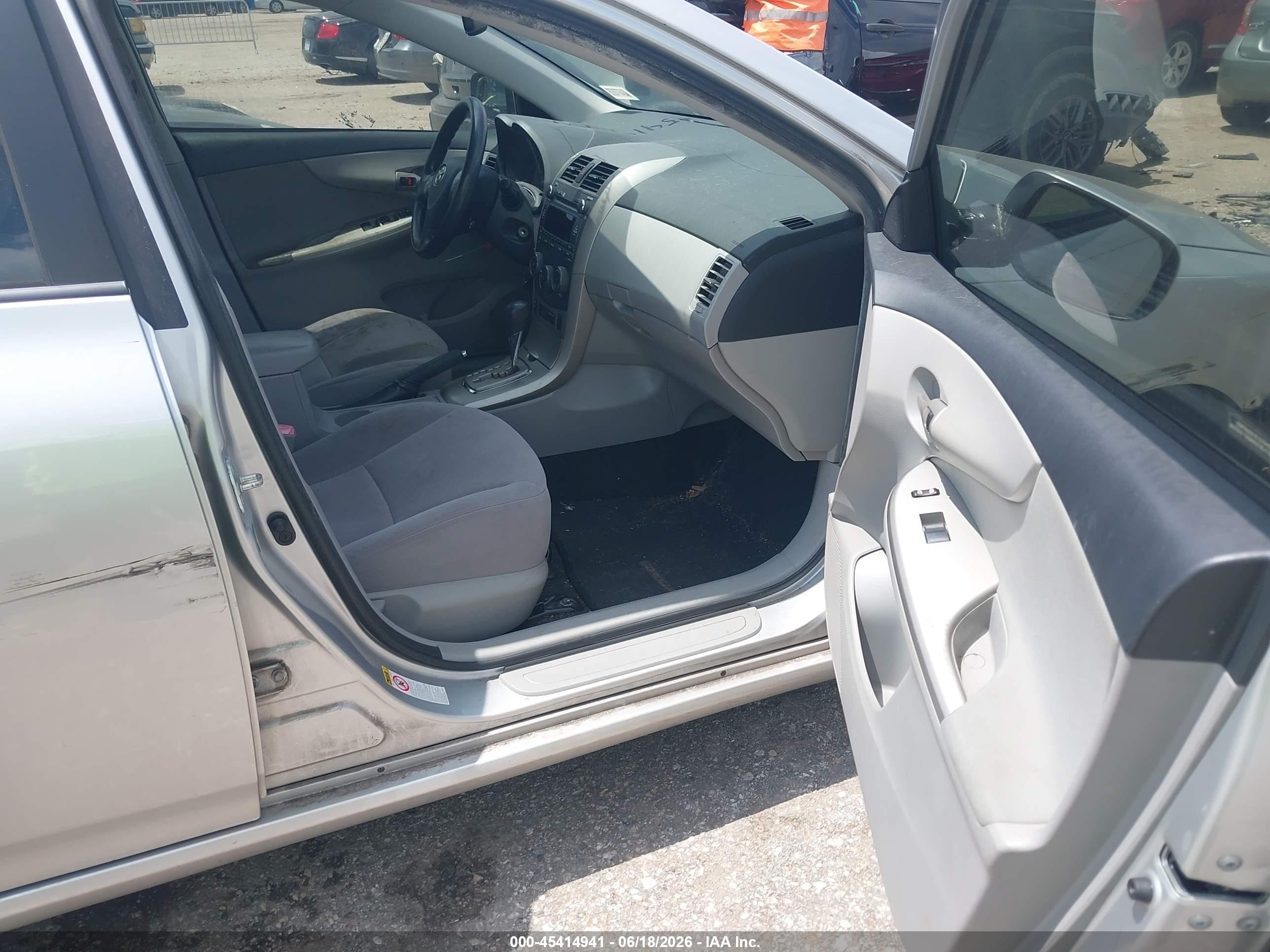 2011 Toyota Corolla Le Silver vin: JTDBU4EE6B9158737