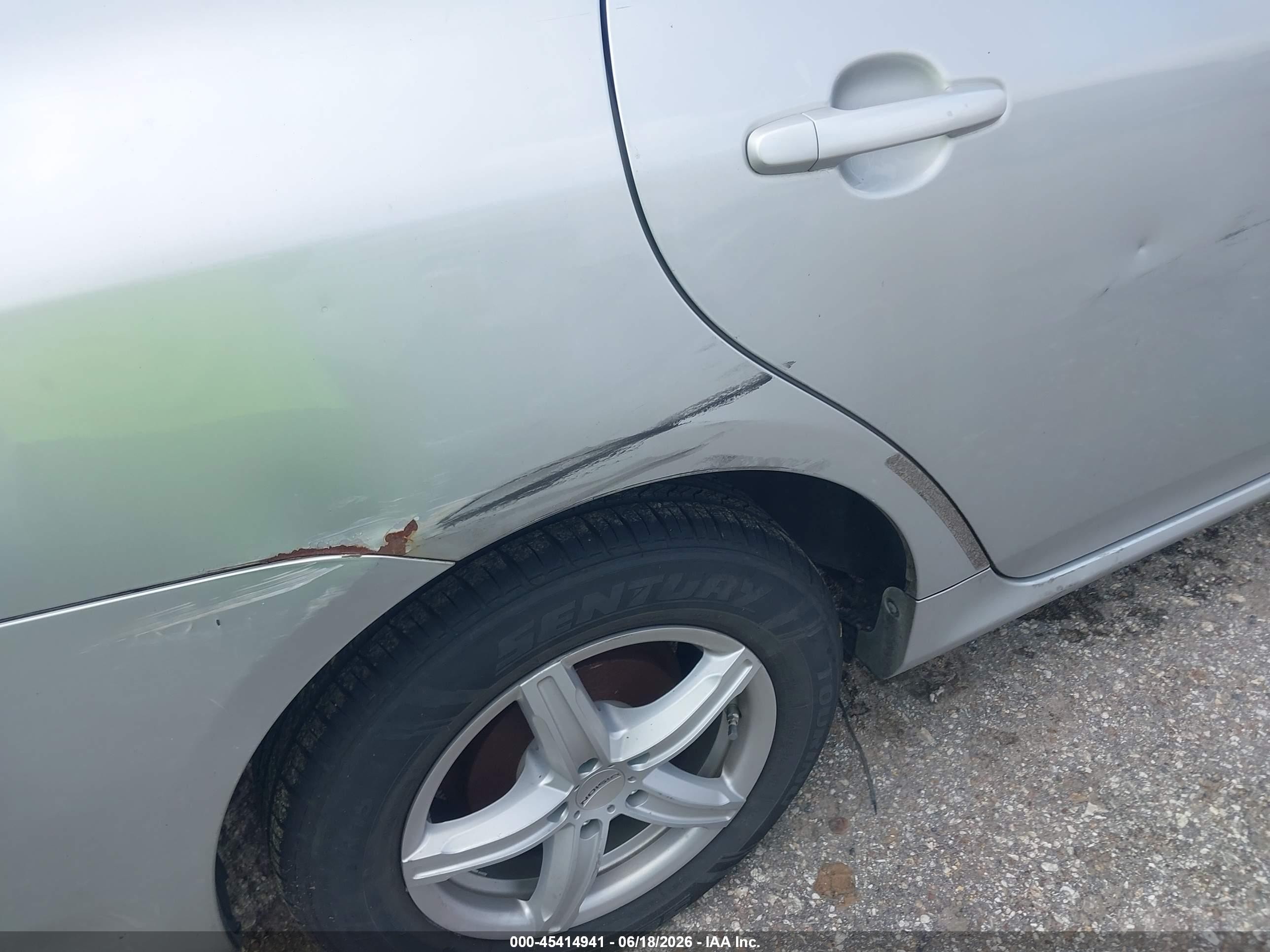 2011 Toyota Corolla Le Silver vin: JTDBU4EE6B9158737