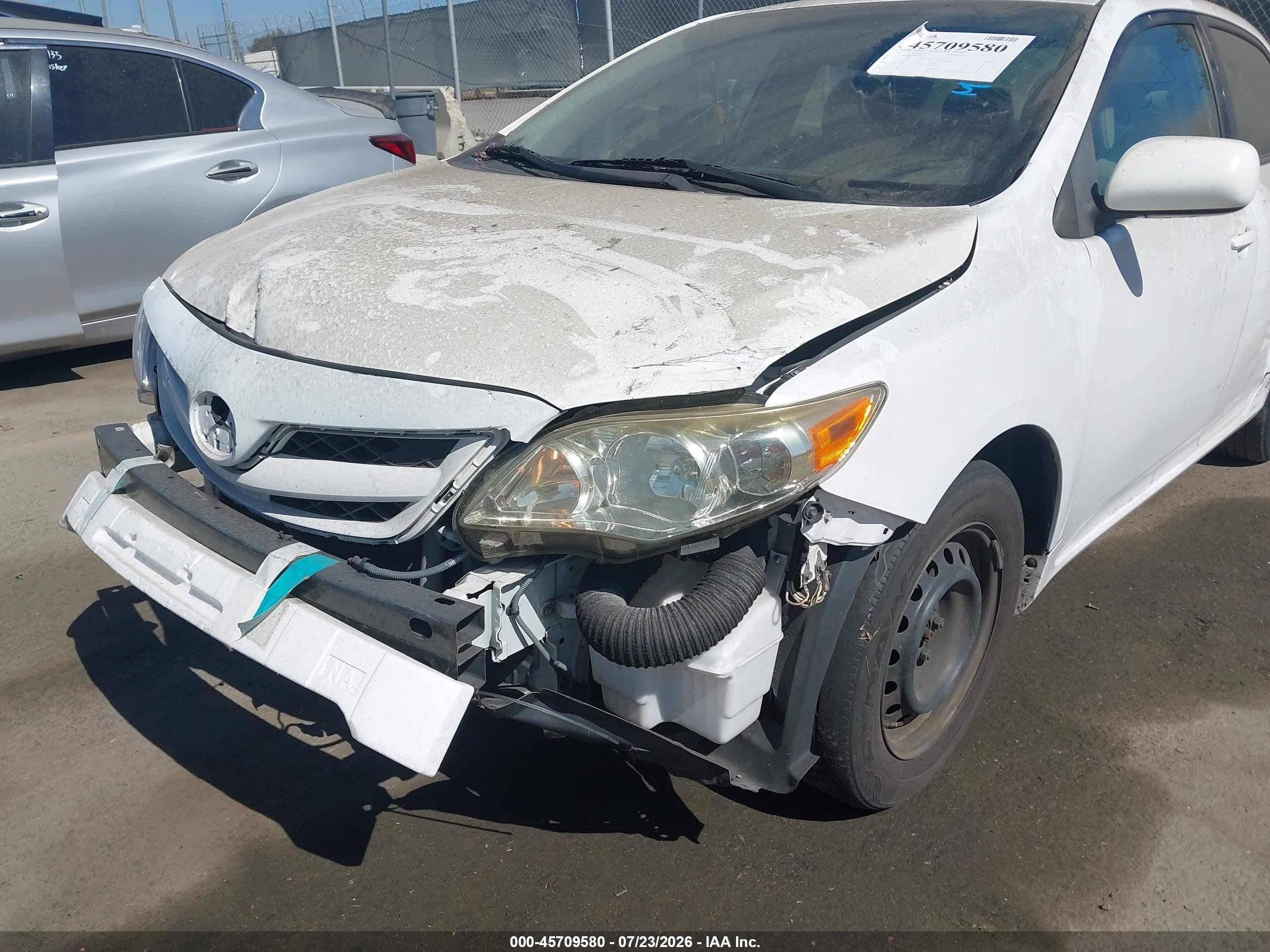 2011 Toyota Corolla Le White vin: JTDBU4EE6B9161847