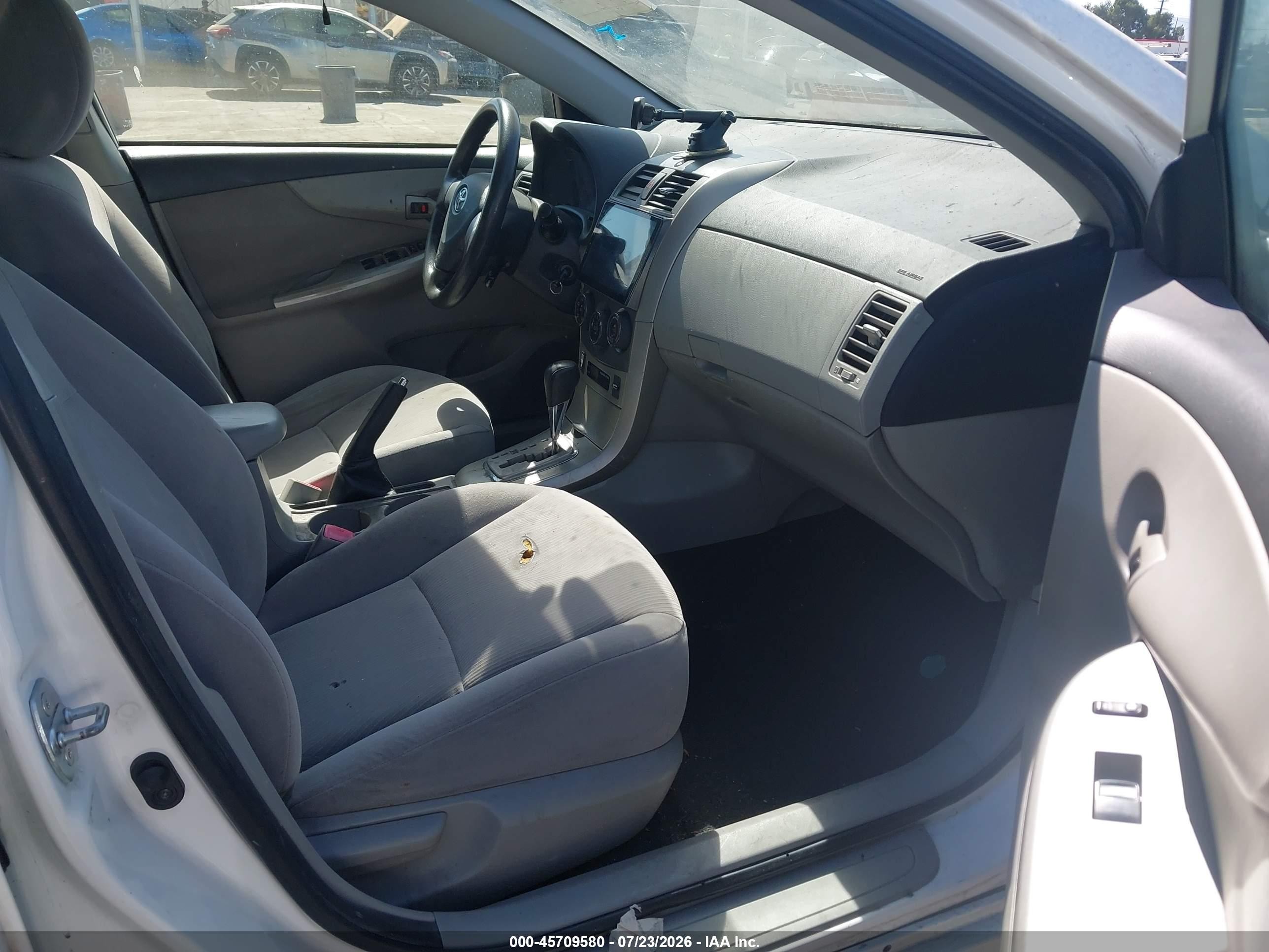 2011 Toyota Corolla Le White vin: JTDBU4EE6B9161847