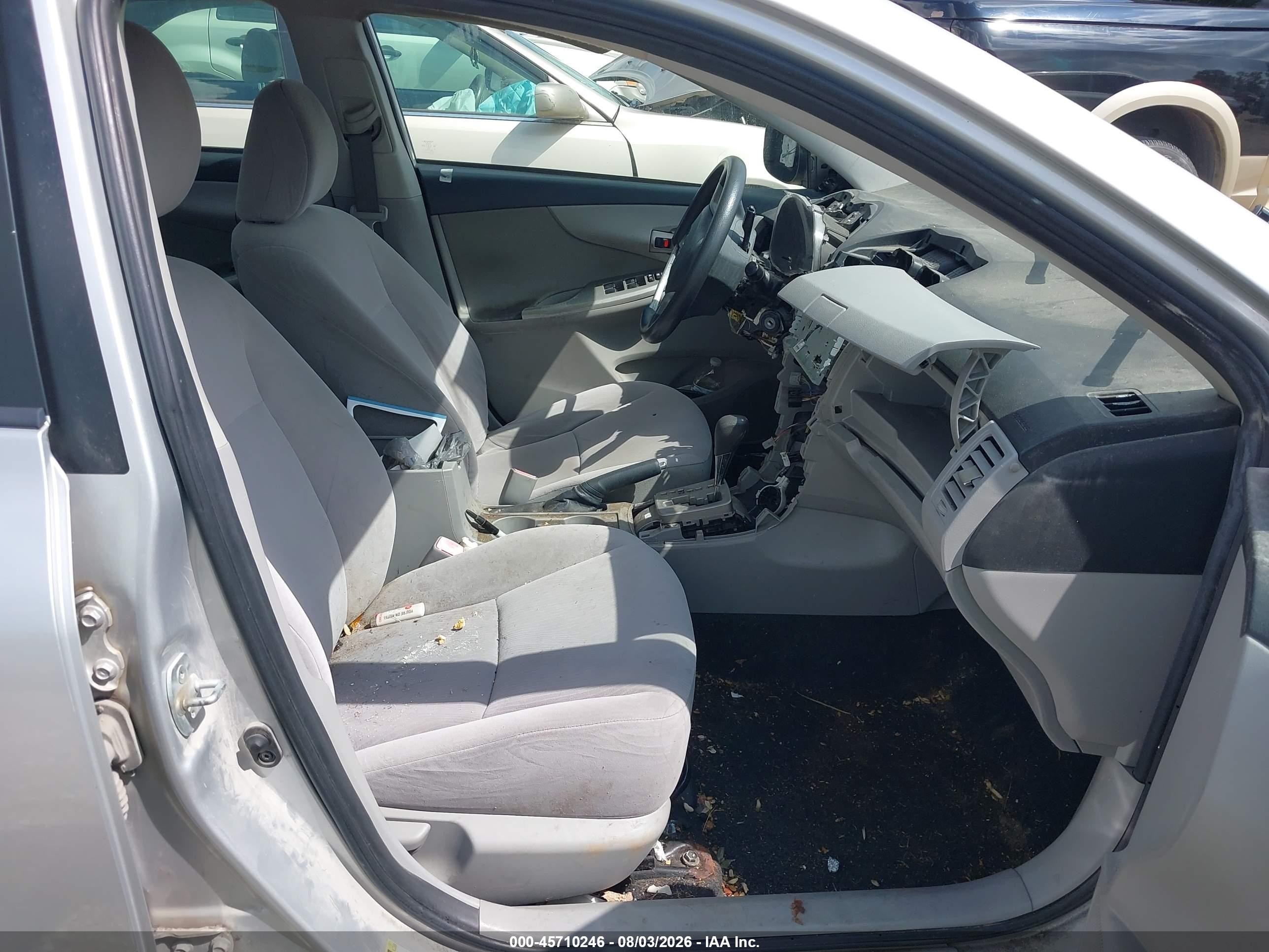 2011 Toyota Corolla Le Silver vin: JTDBU4EE6B9169138