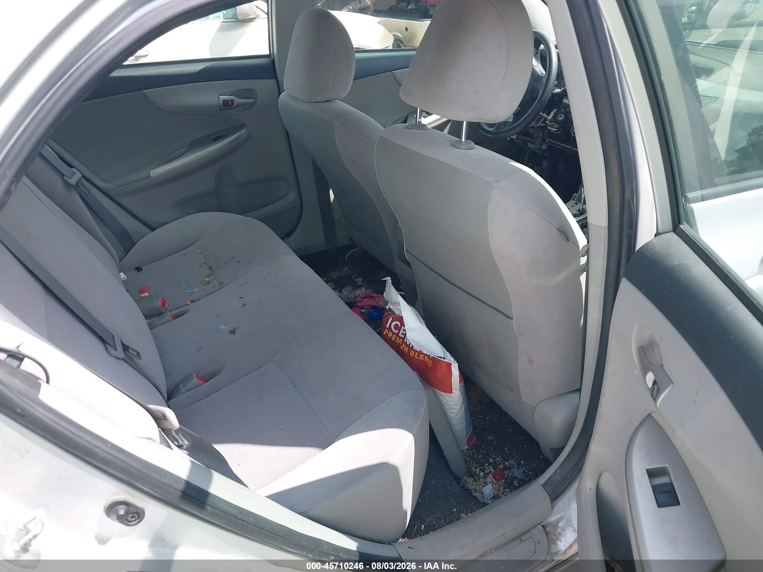 2011 Toyota Corolla Le Silver vin: JTDBU4EE6B9169138