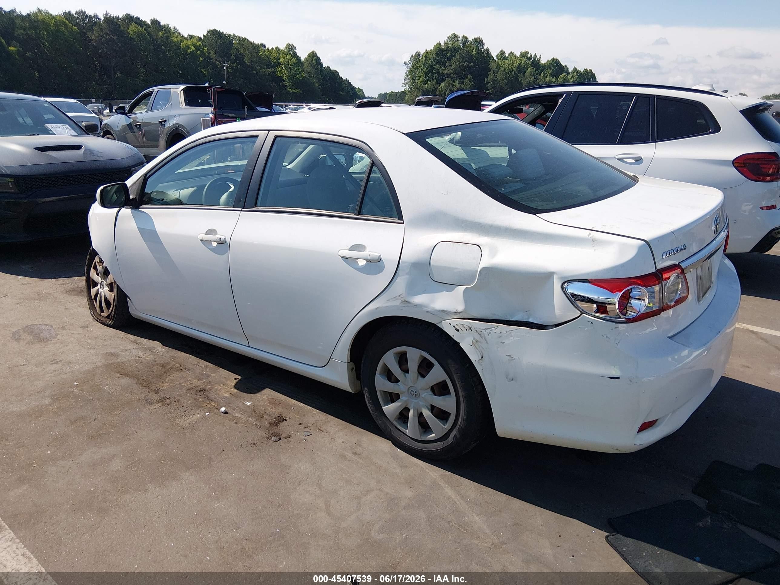 2011 Toyota Corolla Le White vin: JTDBU4EE6BJ089711