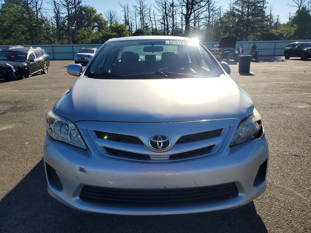 2011 Toyota Corolla Le White vin: JTDBU4EE6BJ091412
