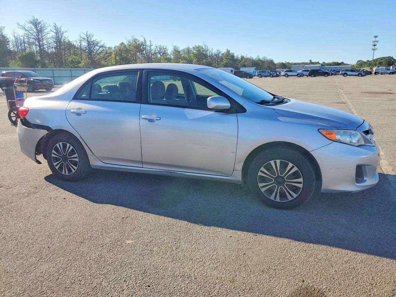 2011 Toyota Corolla Le White vin: JTDBU4EE6BJ091412
