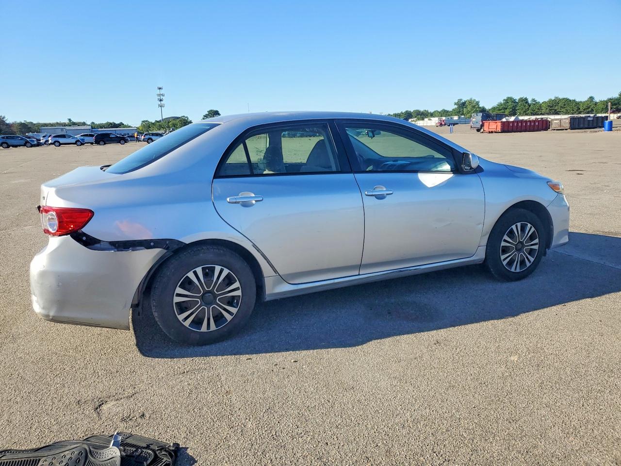 2011 Toyota Corolla Le White vin: JTDBU4EE6BJ091412