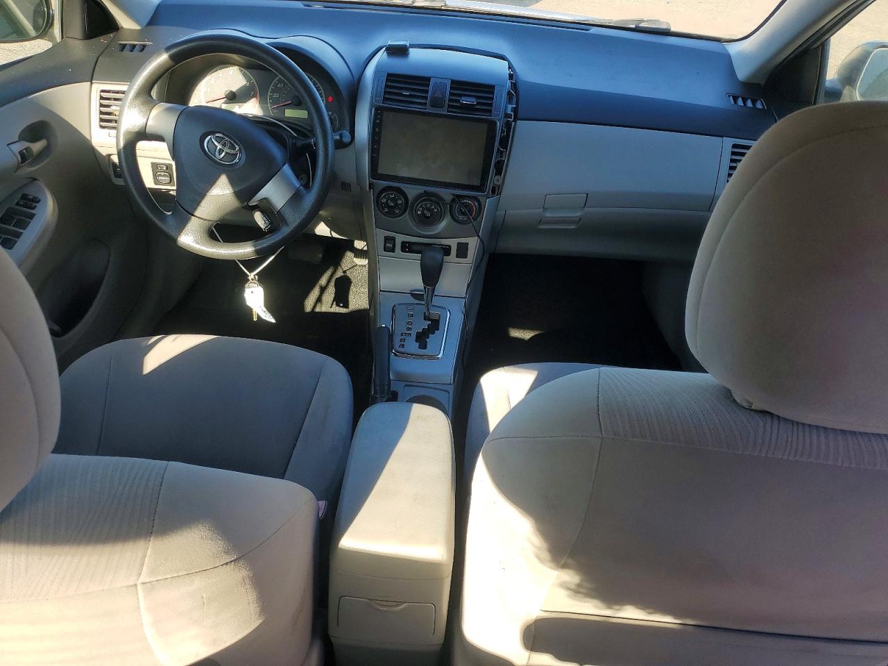 2011 Toyota Corolla Le White vin: JTDBU4EE6BJ091412