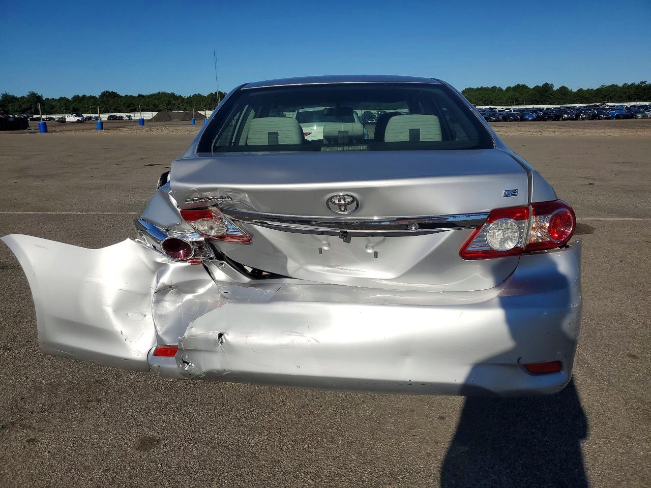 2011 Toyota Corolla Le White vin: JTDBU4EE6BJ091412