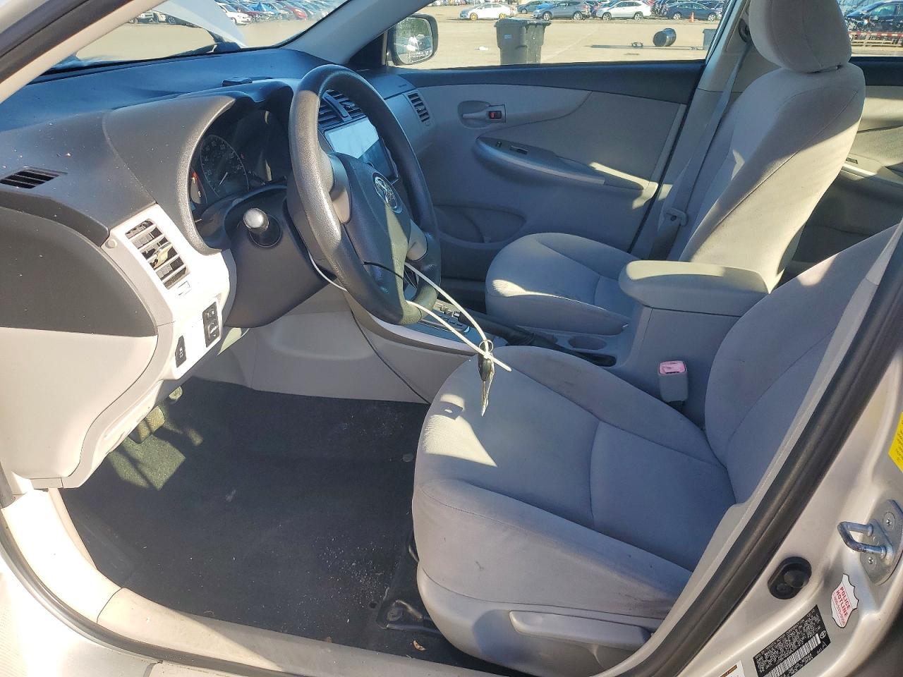 2011 Toyota Corolla Le White vin: JTDBU4EE6BJ091412