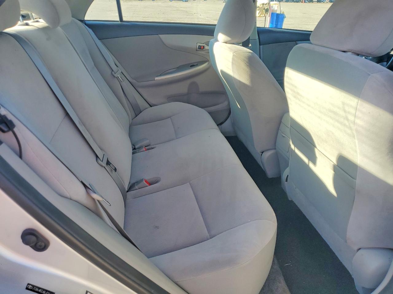 2011 Toyota Corolla Le White vin: JTDBU4EE6BJ091412