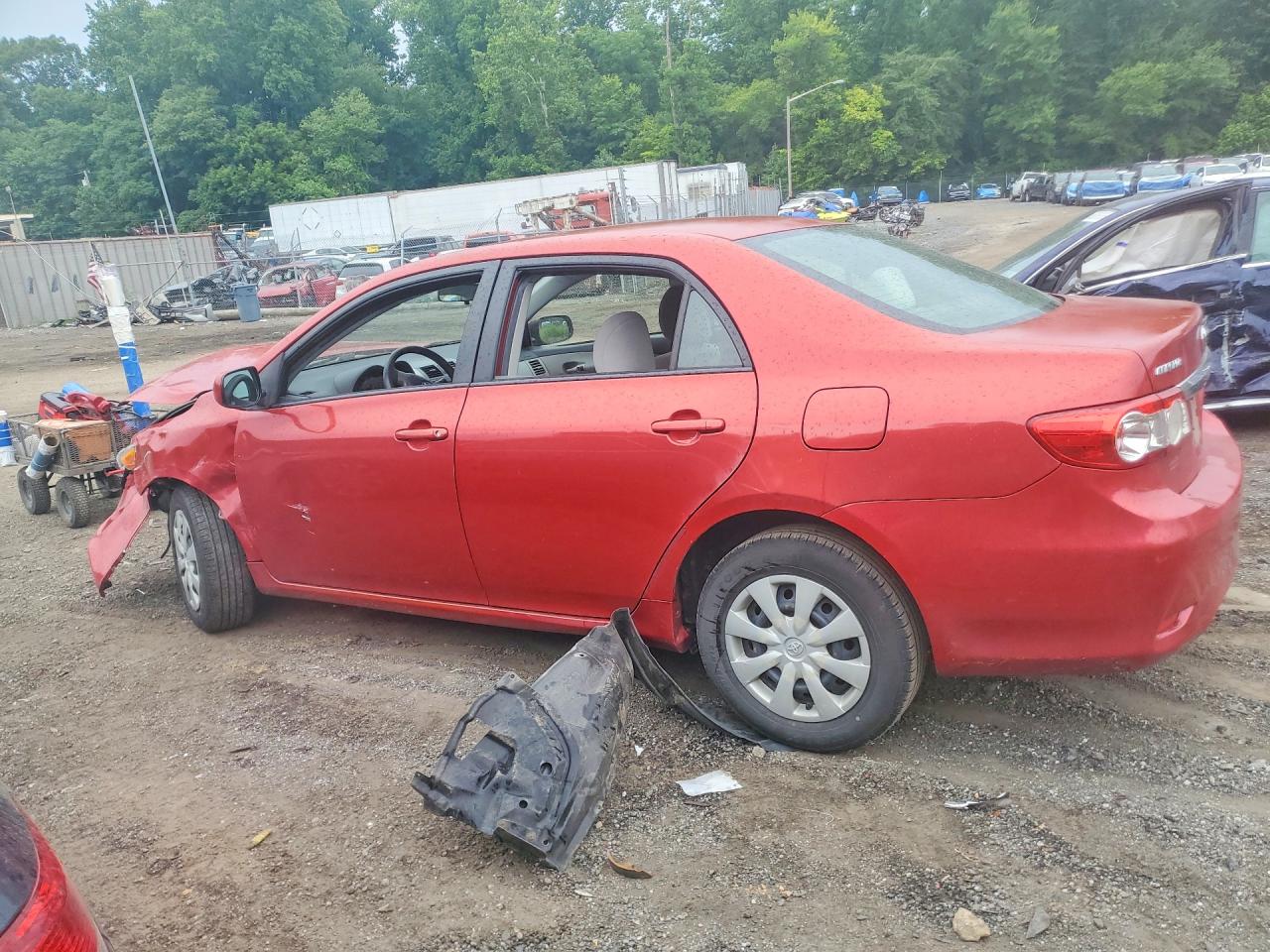 2011 Toyota Corolla Le Red vin: JTDBU4EE6BJ093158