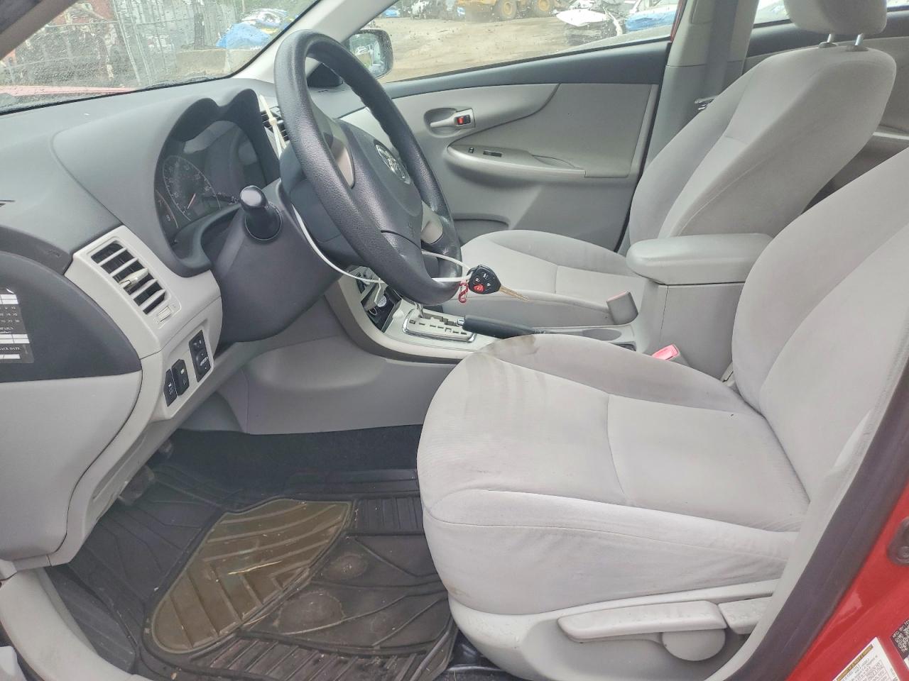 2011 Toyota Corolla Le Red vin: JTDBU4EE6BJ093158