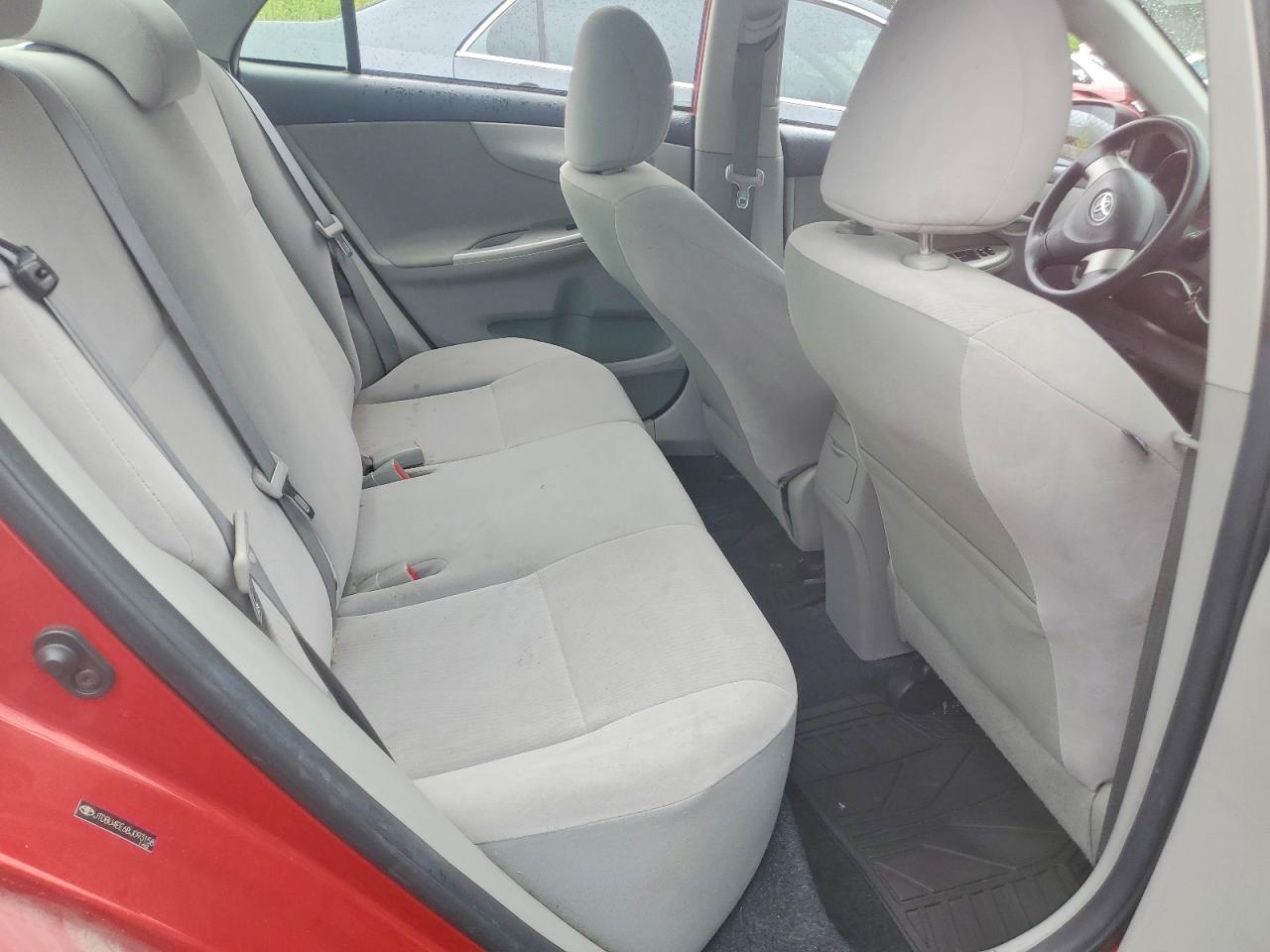 2011 Toyota Corolla Le Red vin: JTDBU4EE6BJ093158
