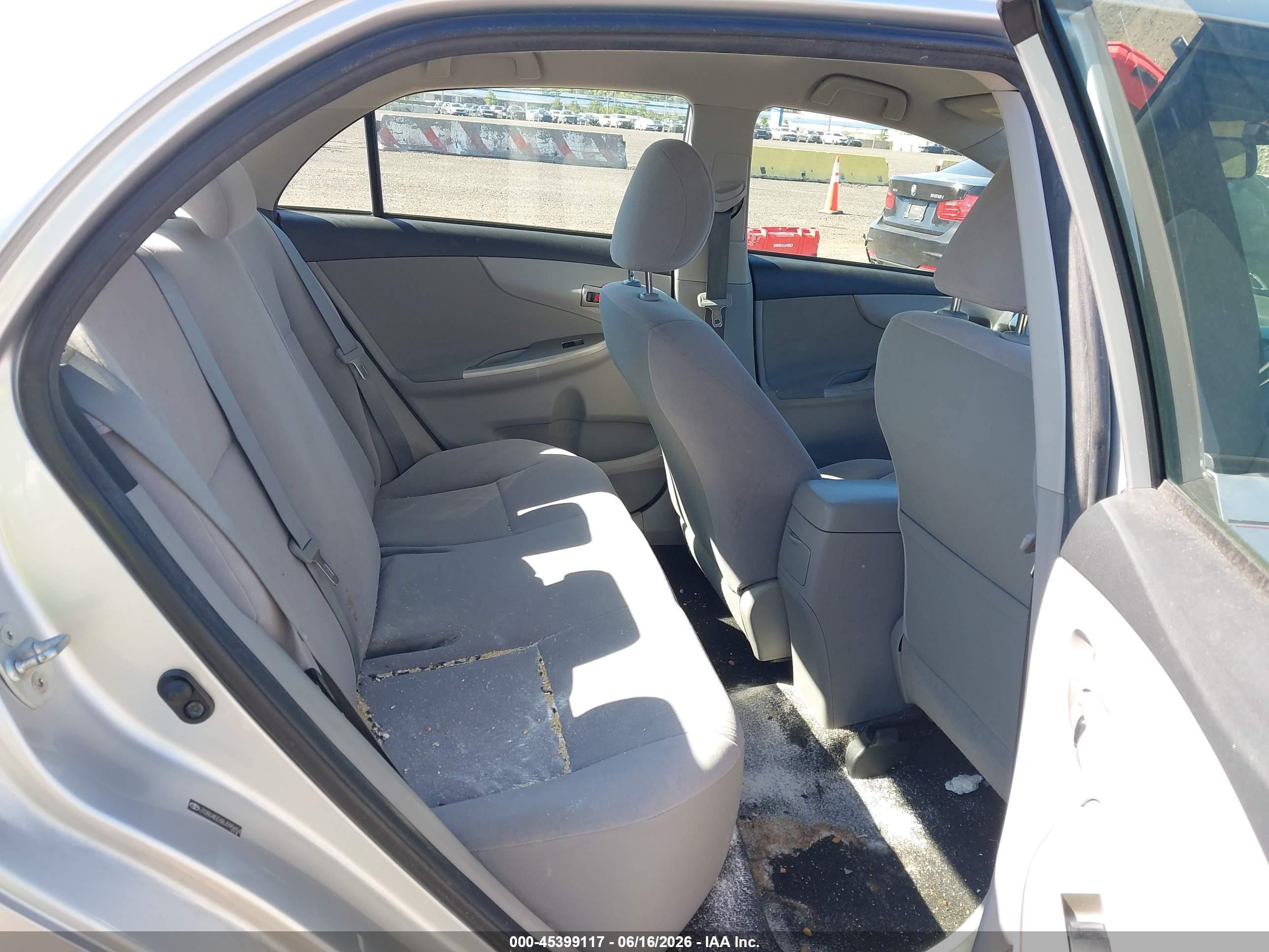 2011 Toyota Corolla Le Silver vin: JTDBU4EE6BJ095654