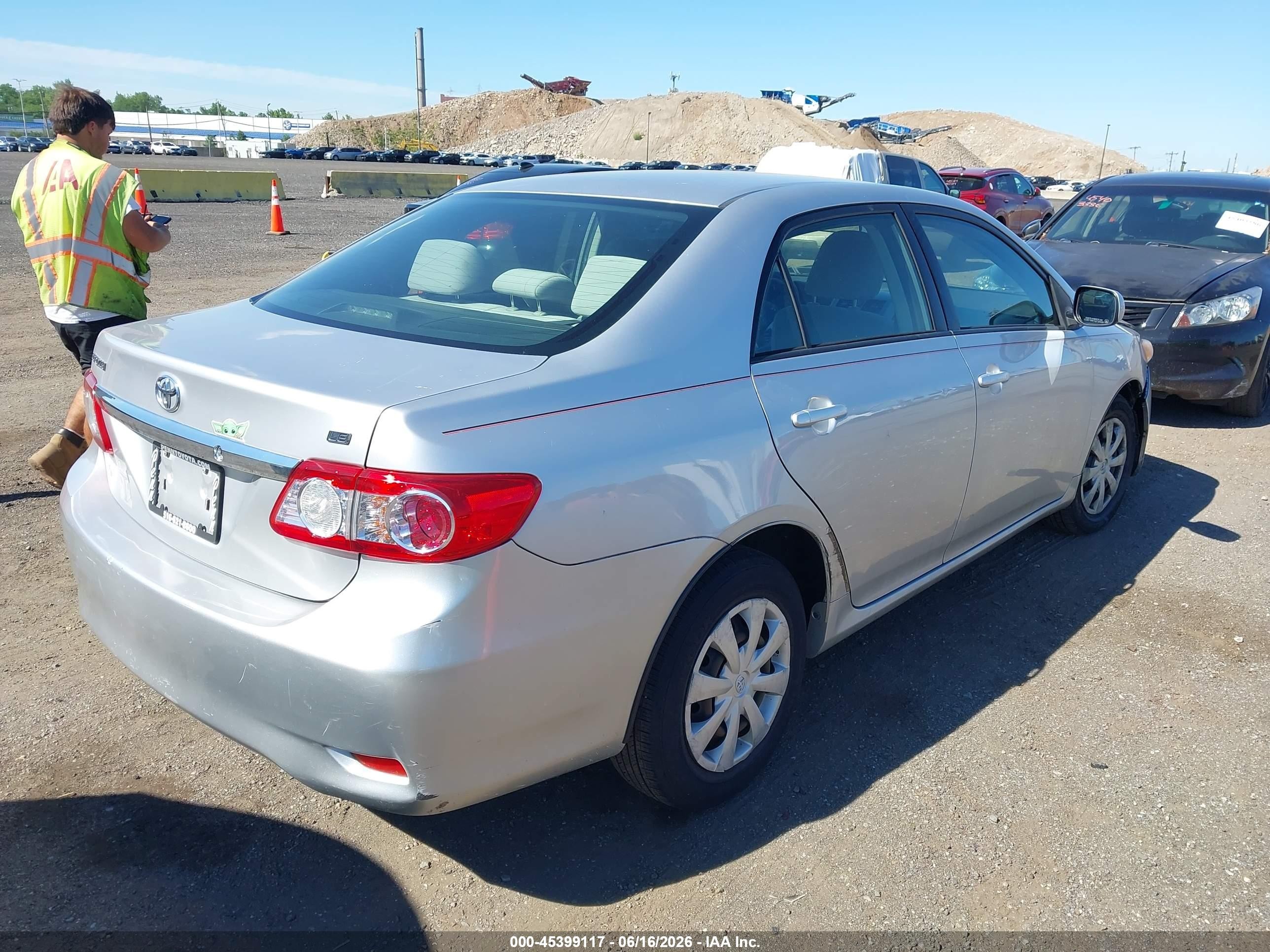 2011 Toyota Corolla Le Silver vin: JTDBU4EE6BJ095654