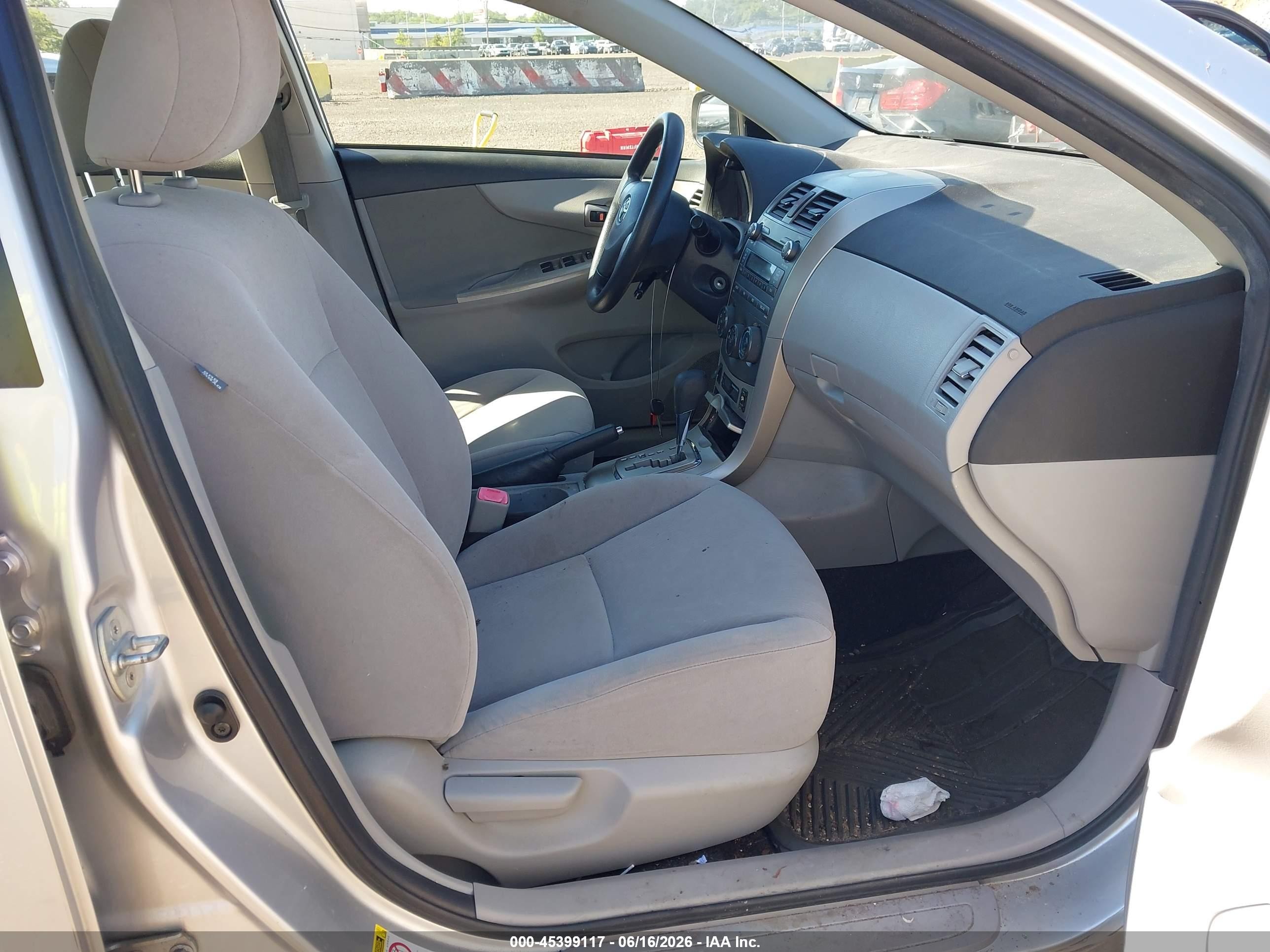 2011 Toyota Corolla Le Silver vin: JTDBU4EE6BJ095654