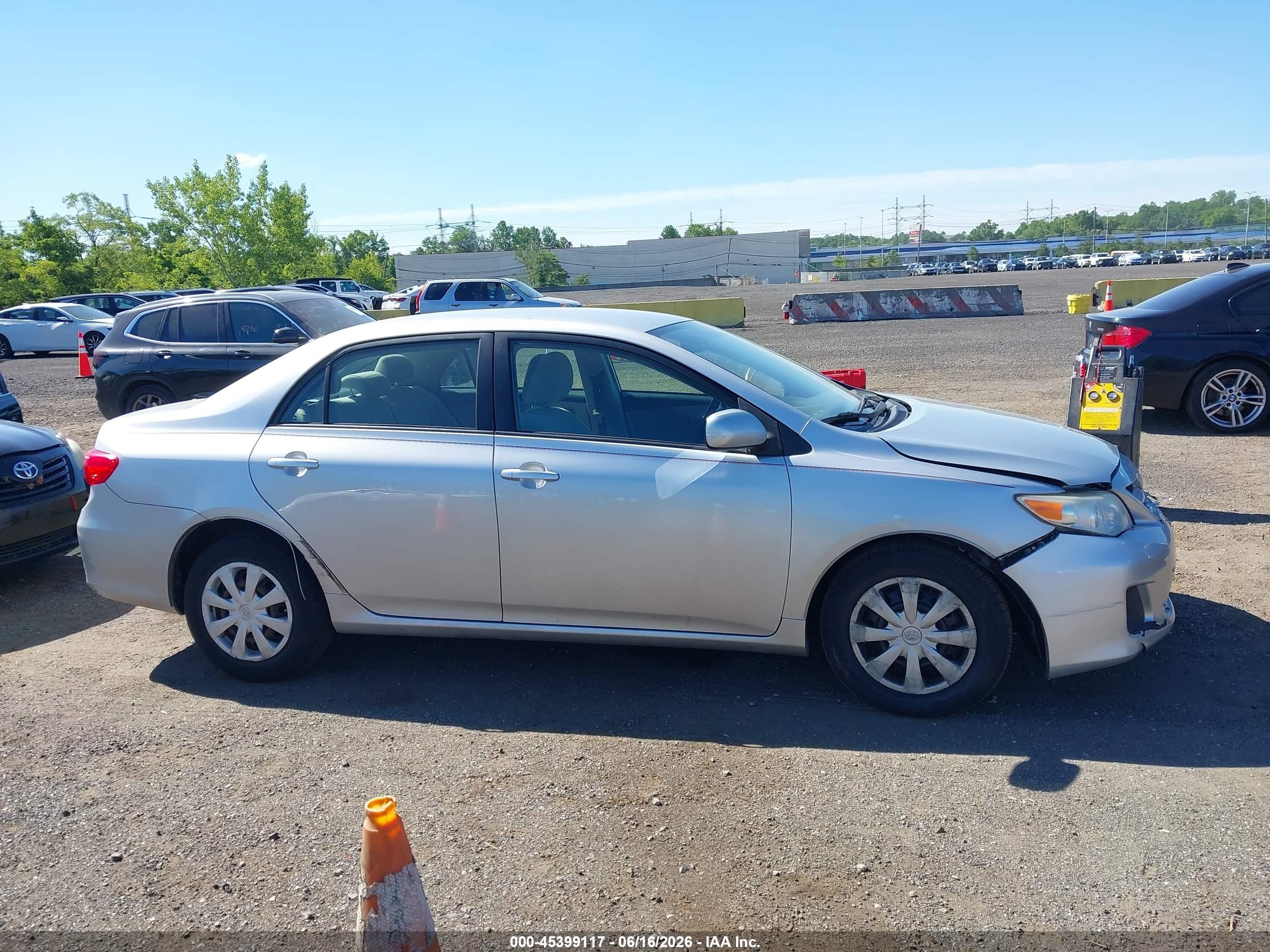 2011 Toyota Corolla Le Silver vin: JTDBU4EE6BJ095654