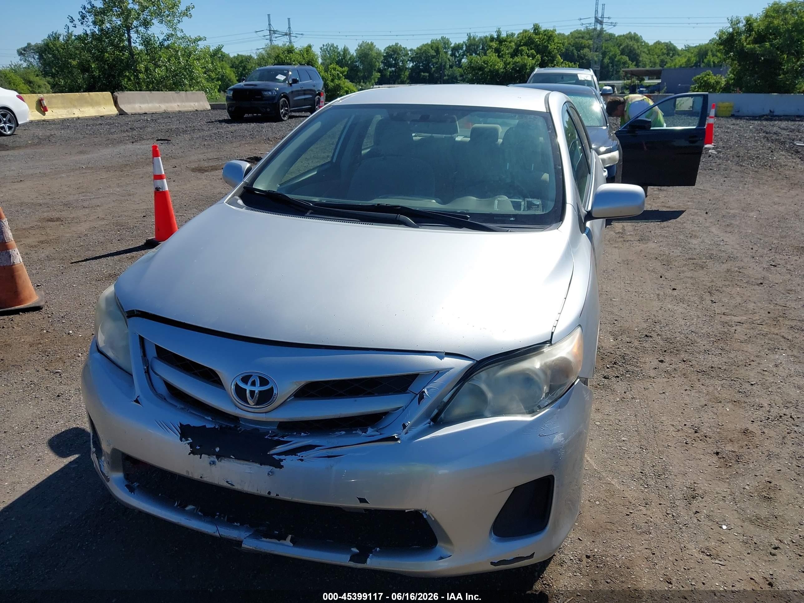 2011 Toyota Corolla Le Silver vin: JTDBU4EE6BJ095654