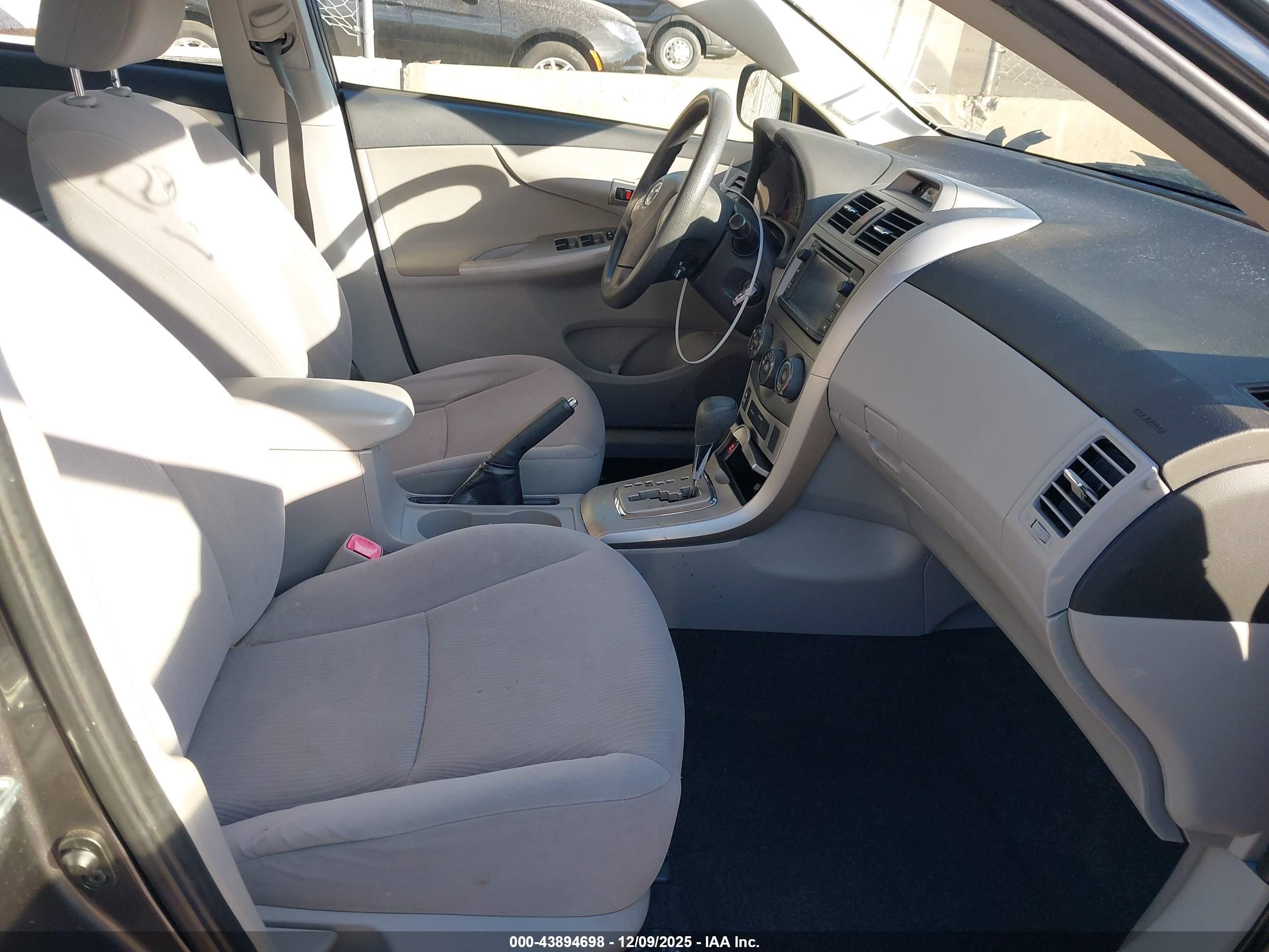 2013 Toyota Corolla Le Gray vin: JTDBU4EE6DJ123326