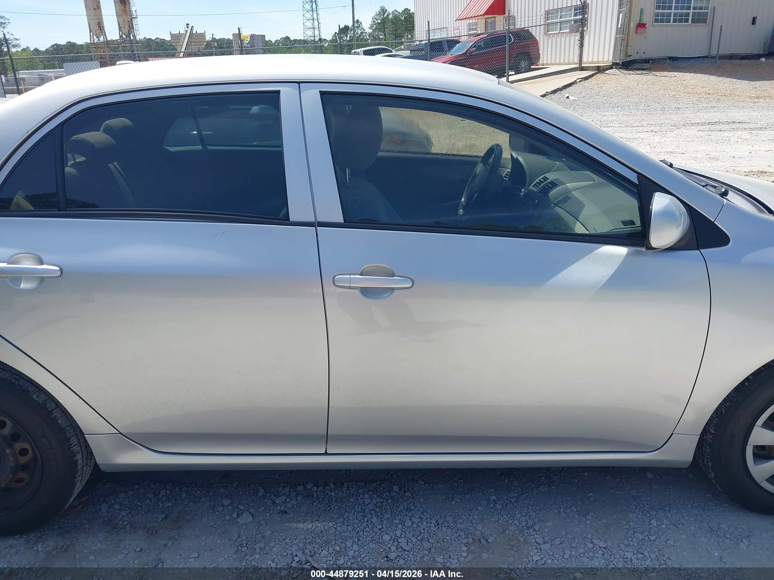 2010 Toyota Corolla Le Silver vin: JTDBU4EE7A9103972